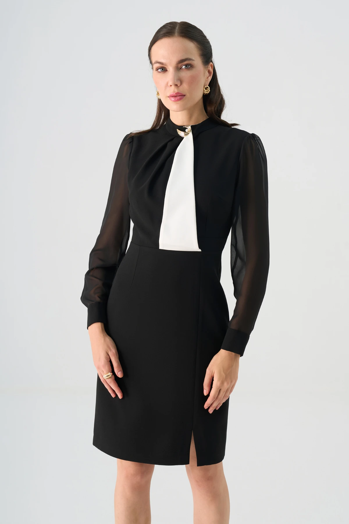 Kontrast garnili kolu şifonlu gold aksesuarlı krep elbise EL-4419