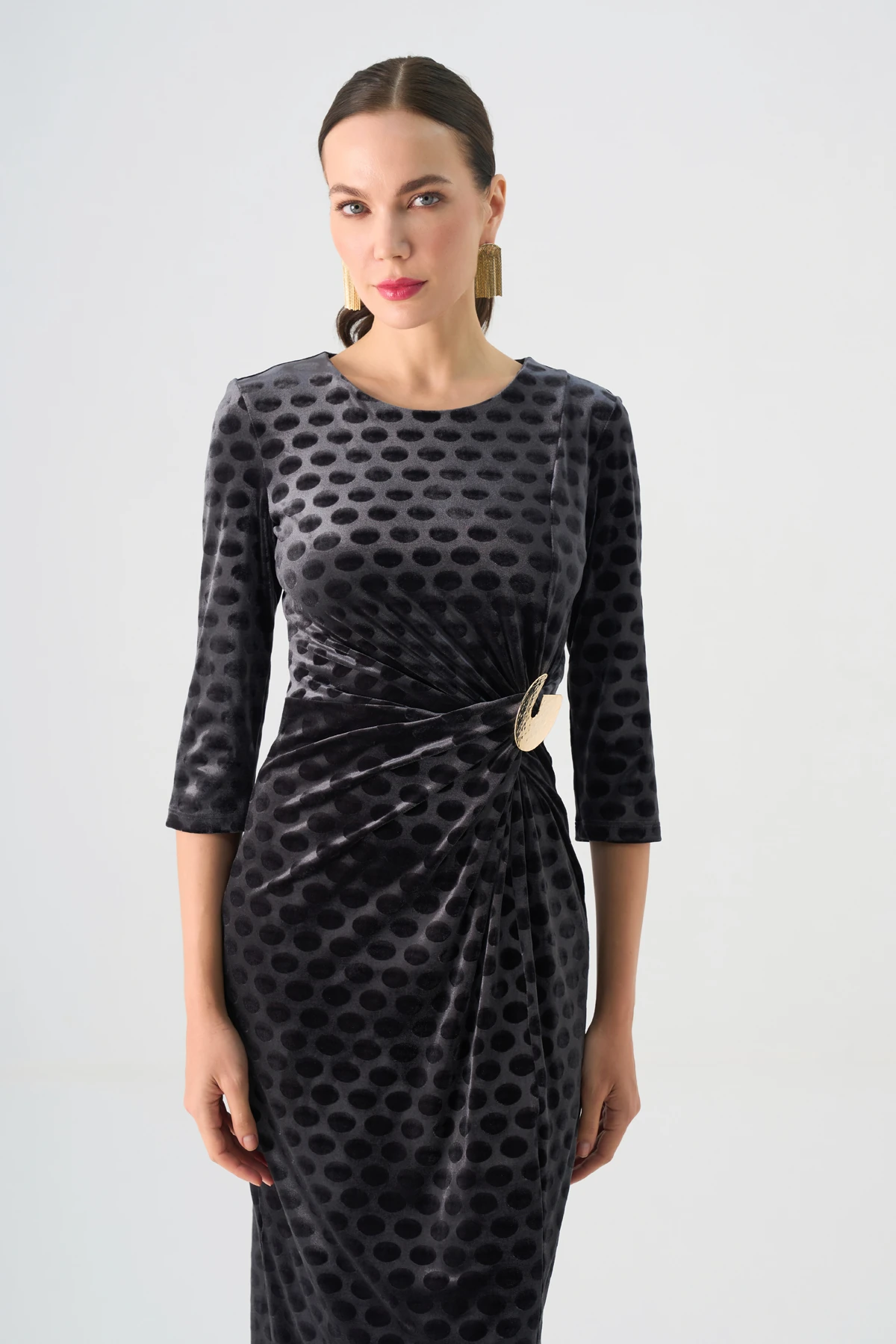 Bel büzgü detaylı gold aksesuarlı desenli kadife elbise EL-4436