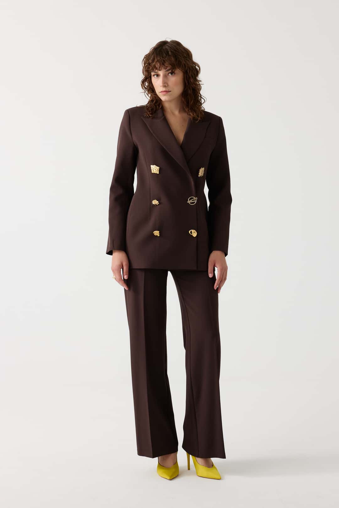 Gold aksesuarlı blazer ceket takım EL-2705 - KAHVERENGİ