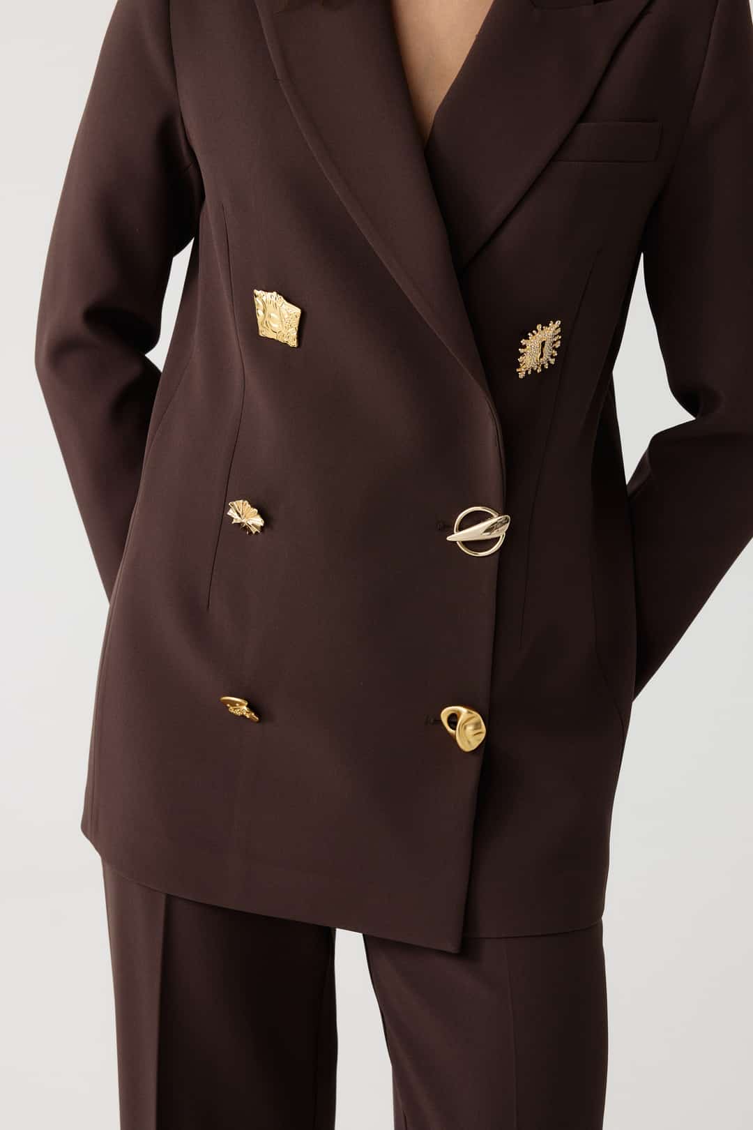 Gold aksesuarlı blazer ceket takım EL-2705 - KAHVERENGİ