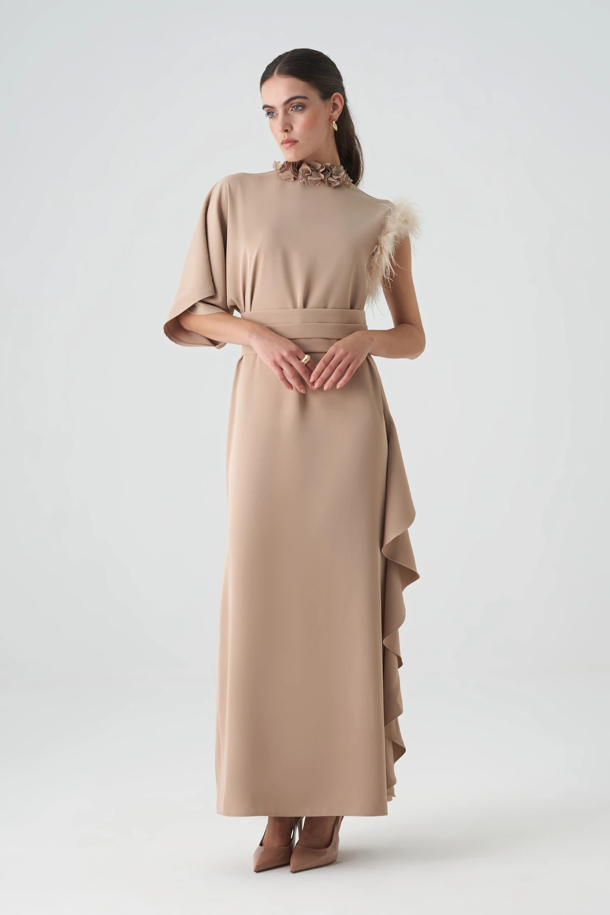 Asimetrik kolu tüylü elbise EL-4368