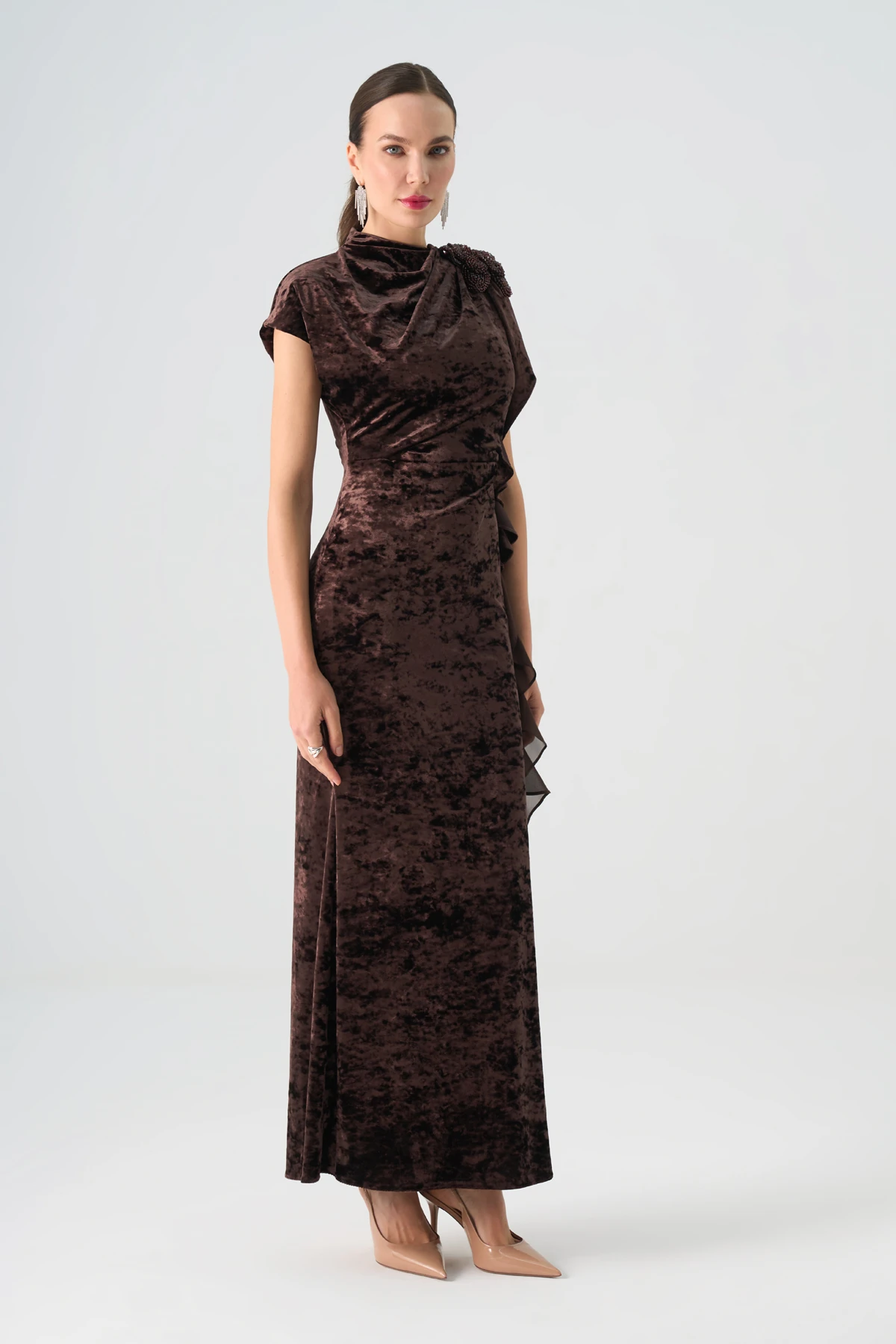 Volan detaylı çiçek aksesuarlı janjan kadife elbise EL-4438