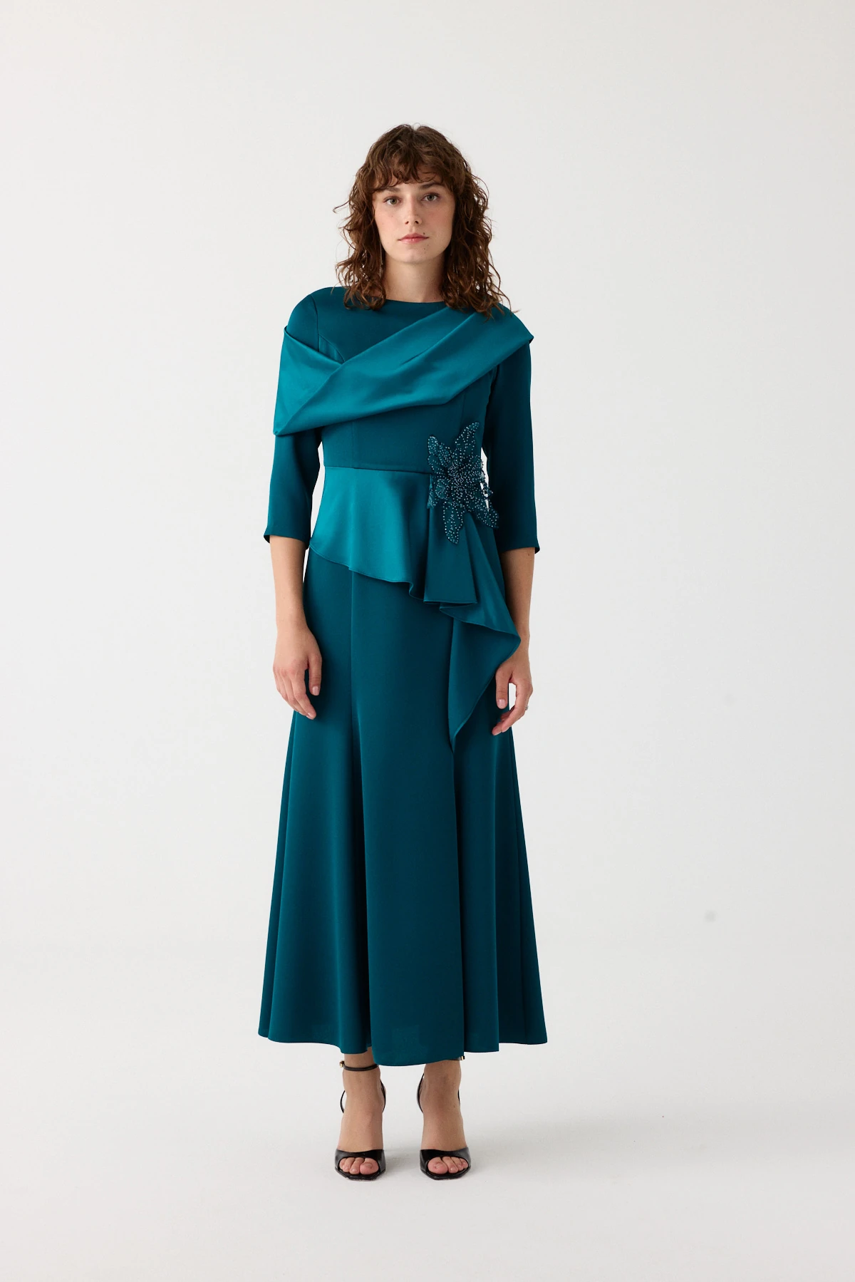 Saten detaylı çiçek aksesuarlı elbise EL-4362