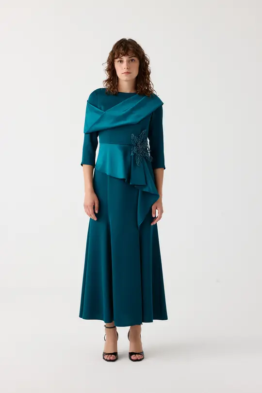 Saten detaylı çiçek aksesuarlı elbise EL-4362