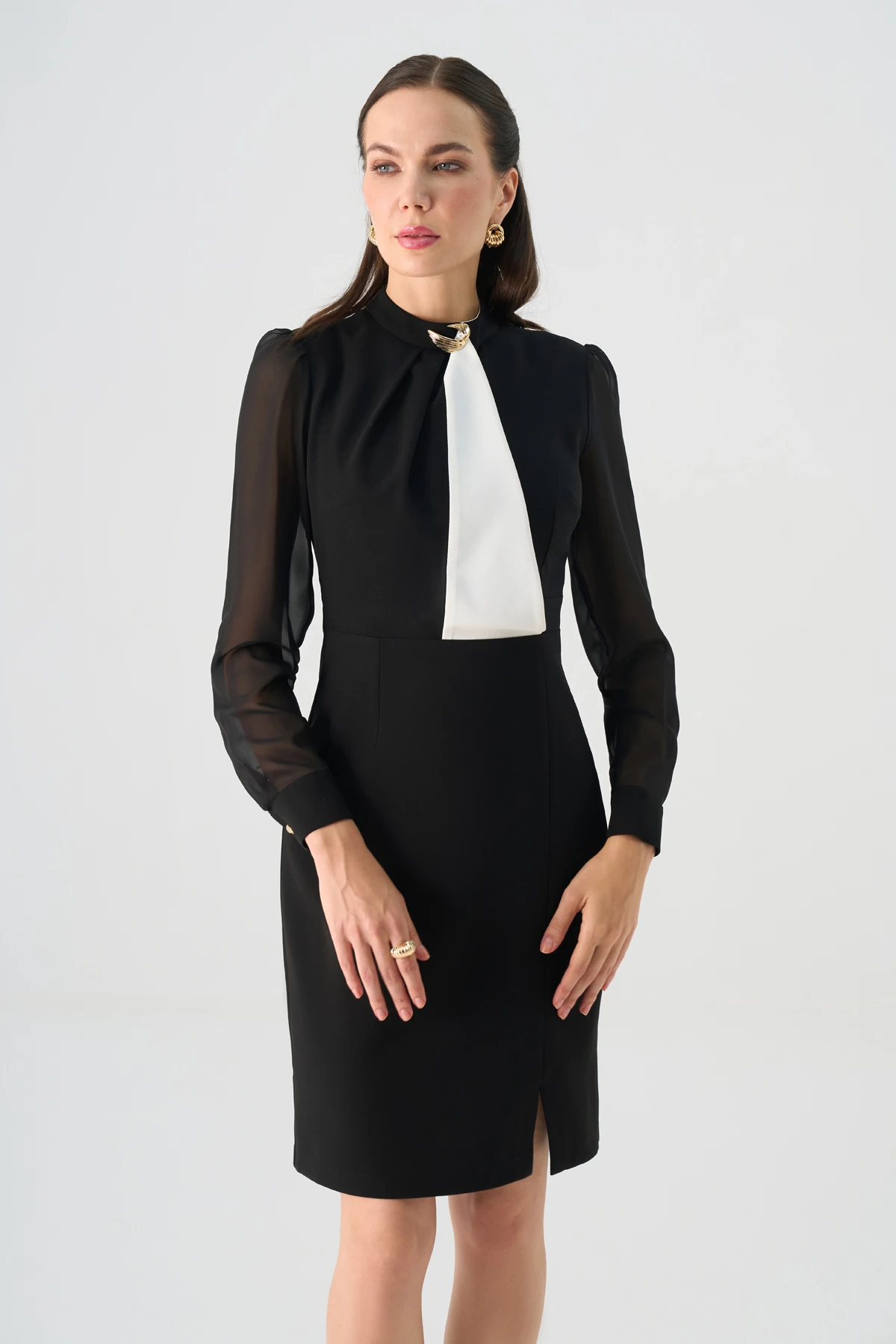 Kontrast garnili kolu şifonlu gold aksesuarlı krep elbise EL-4419