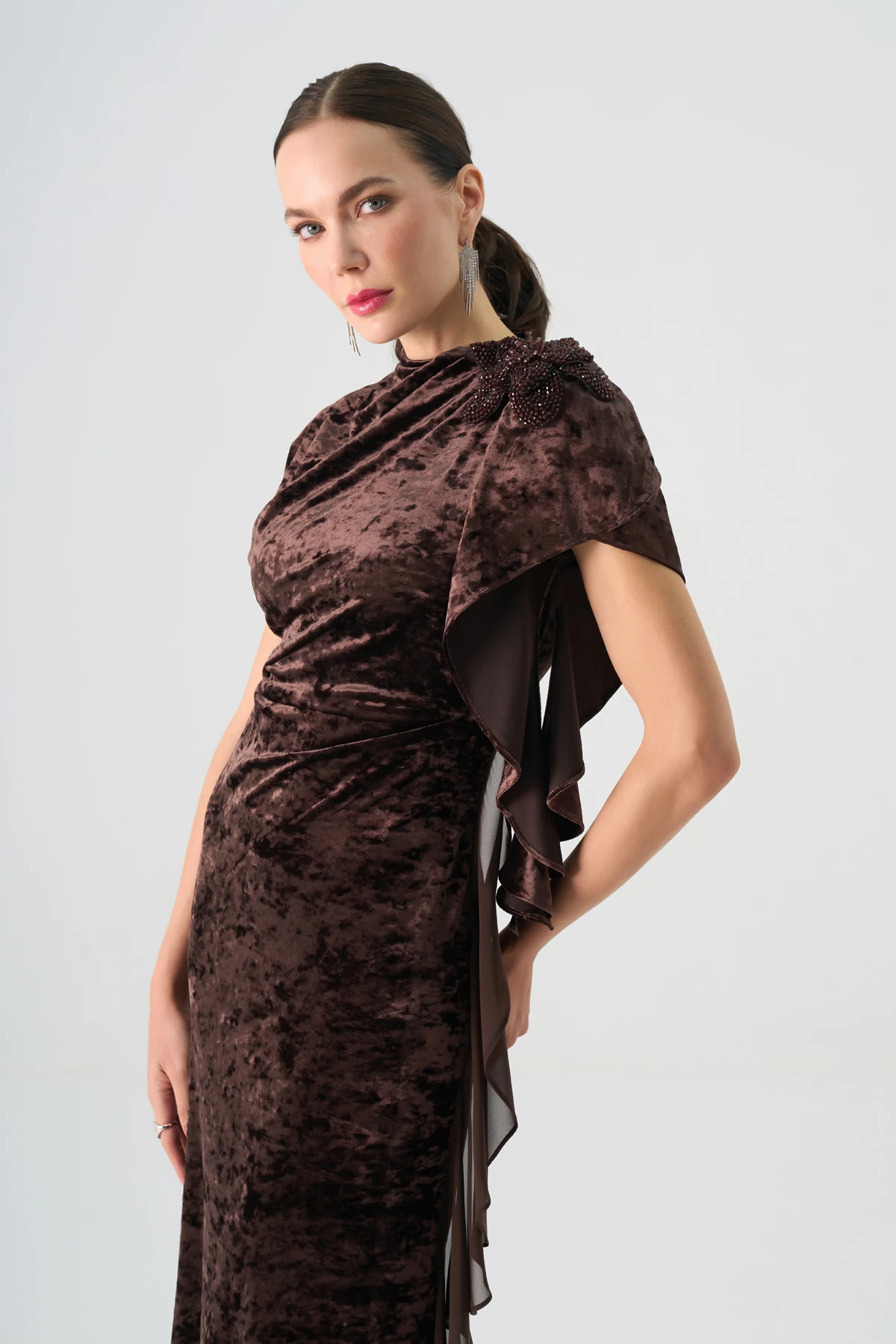 Volan detaylı çiçek aksesuarlı janjan kadife elbise EL-4438