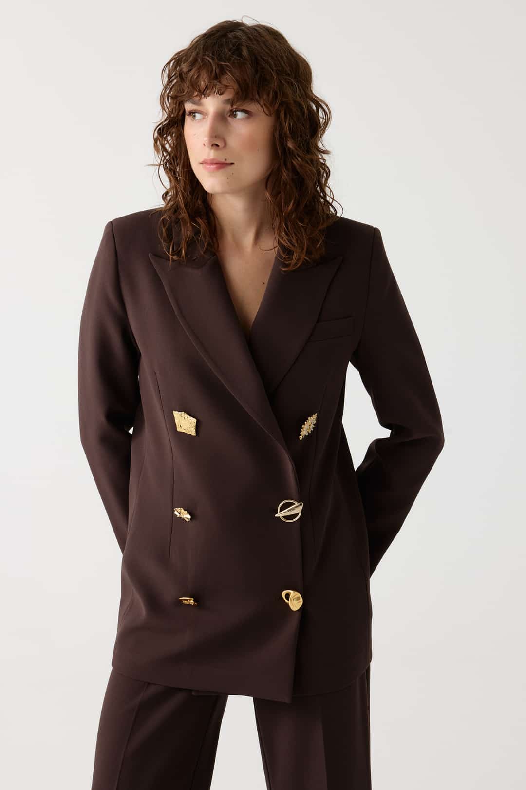 Gold aksesuarlı blazer ceket takım EL-2705 - KAHVERENGİ