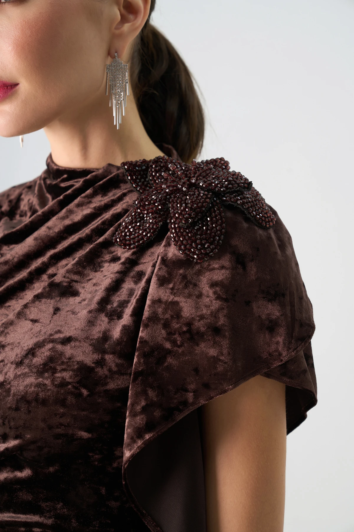 Volan detaylı çiçek aksesuarlı janjan kadife elbise EL-4438