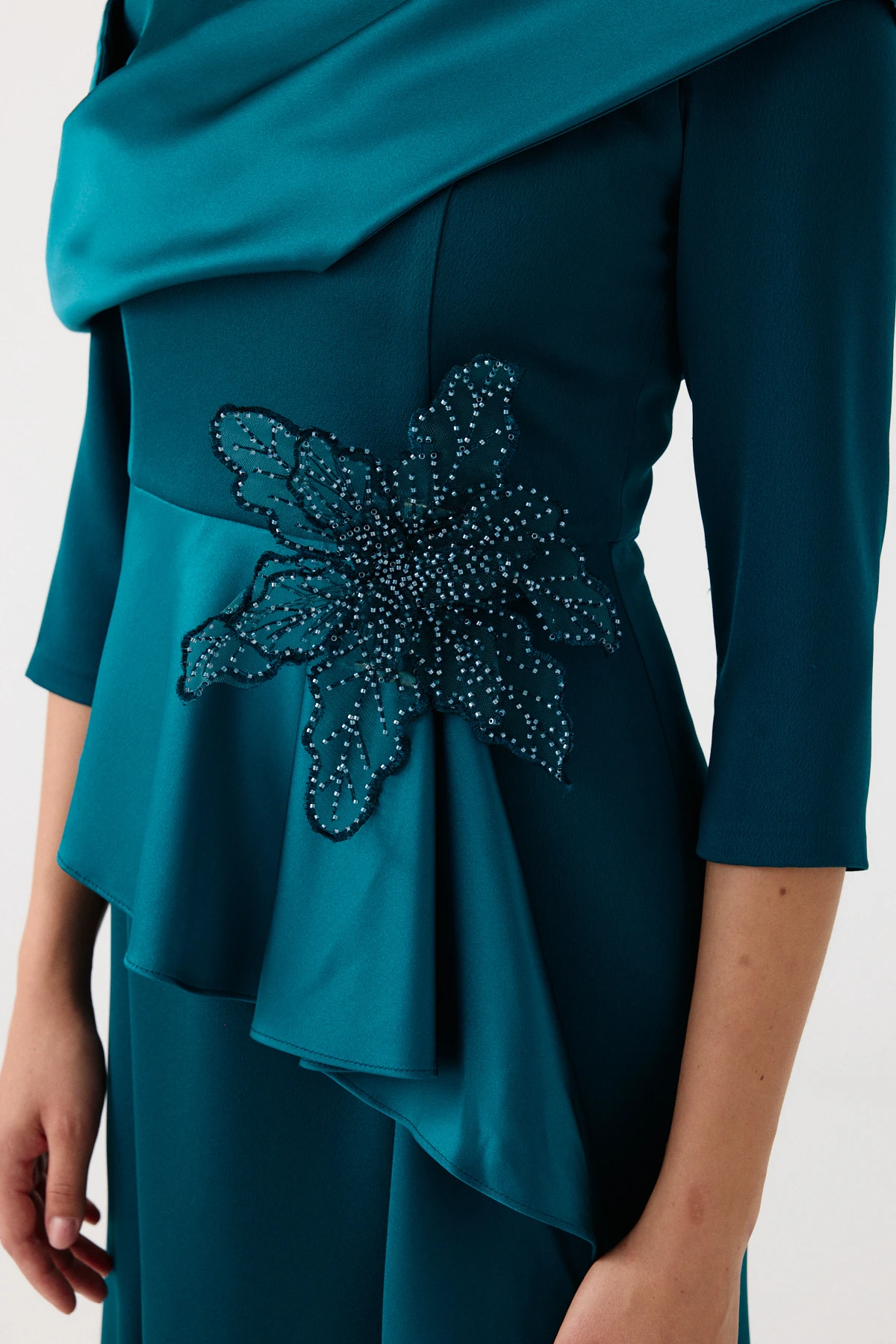 Saten detaylı çiçek aksesuarlı elbise EL-4362