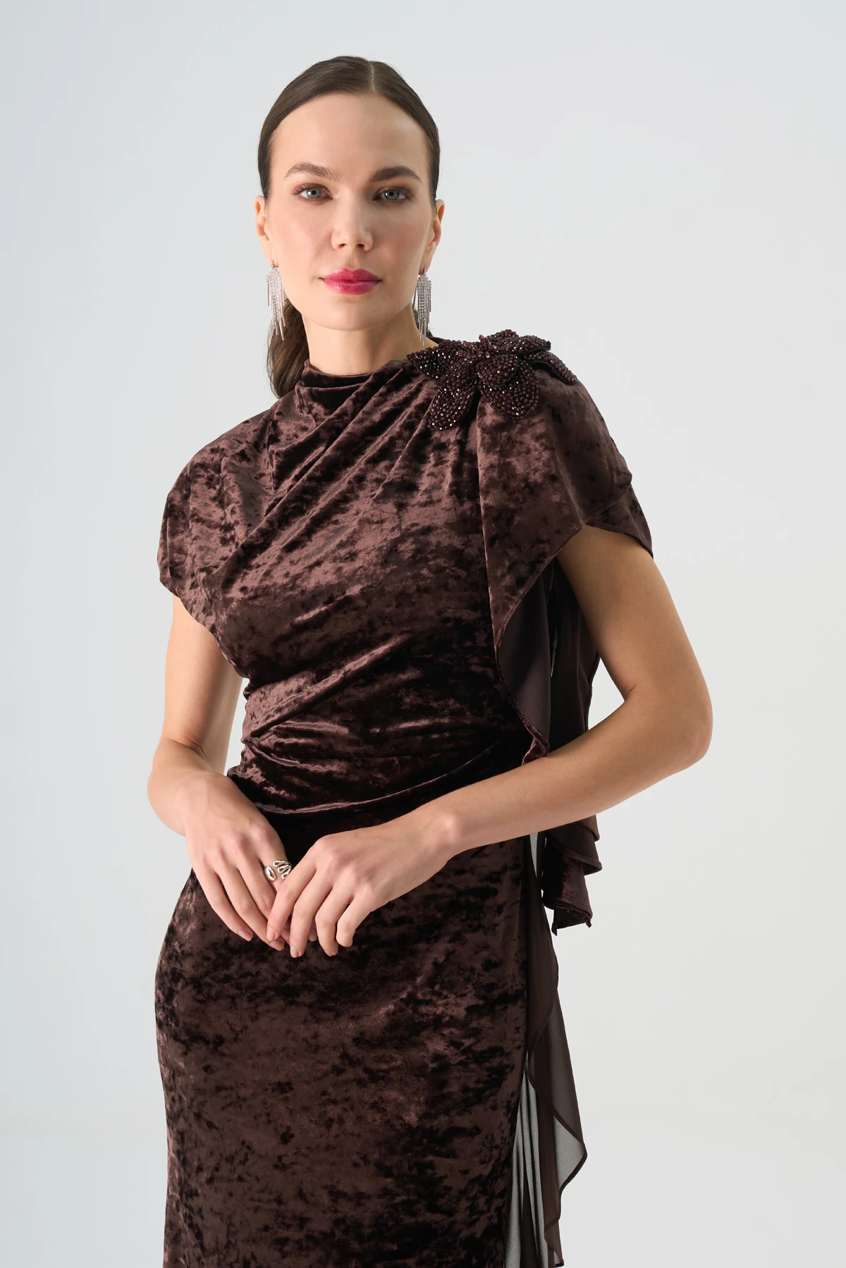 Volan detaylı çiçek aksesuarlı janjan kadife elbise EL-4438