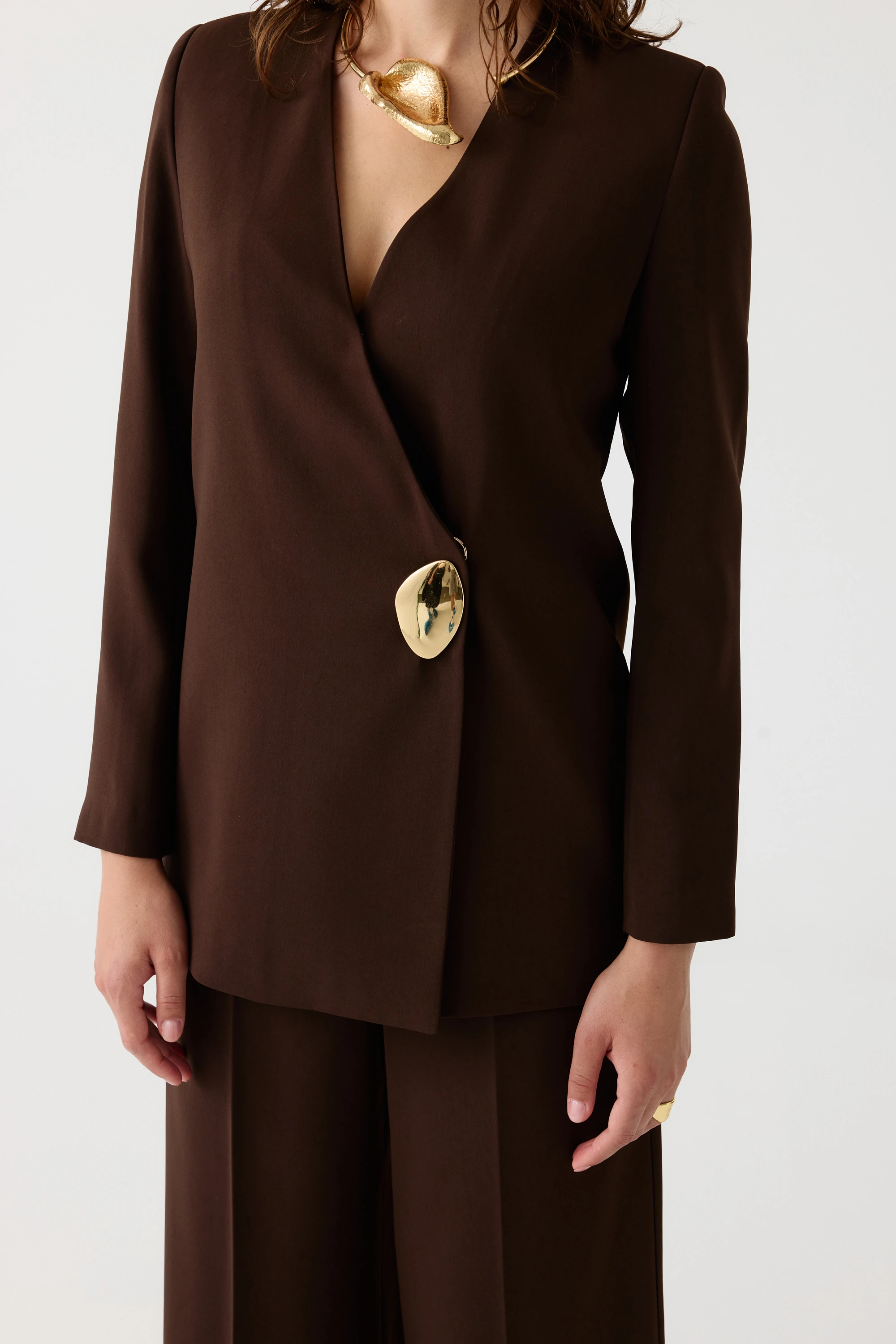 Gold aksesuarlı kruvaze kapama ceket takım EL-2704