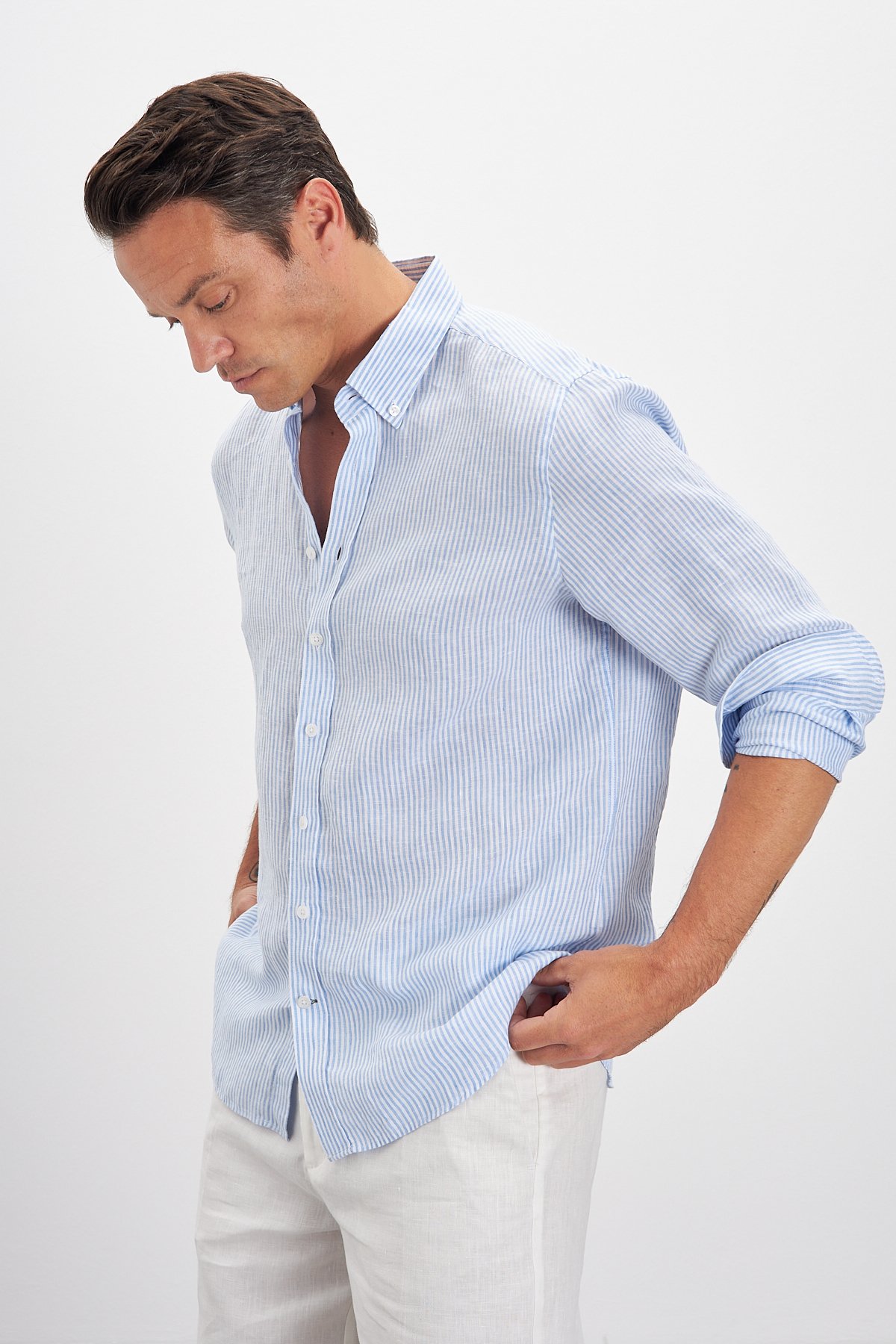Yaka Düğmeli Çizgili Comfort Fit 100% Keten Erkek Gömlek - Mavi-Beyaz