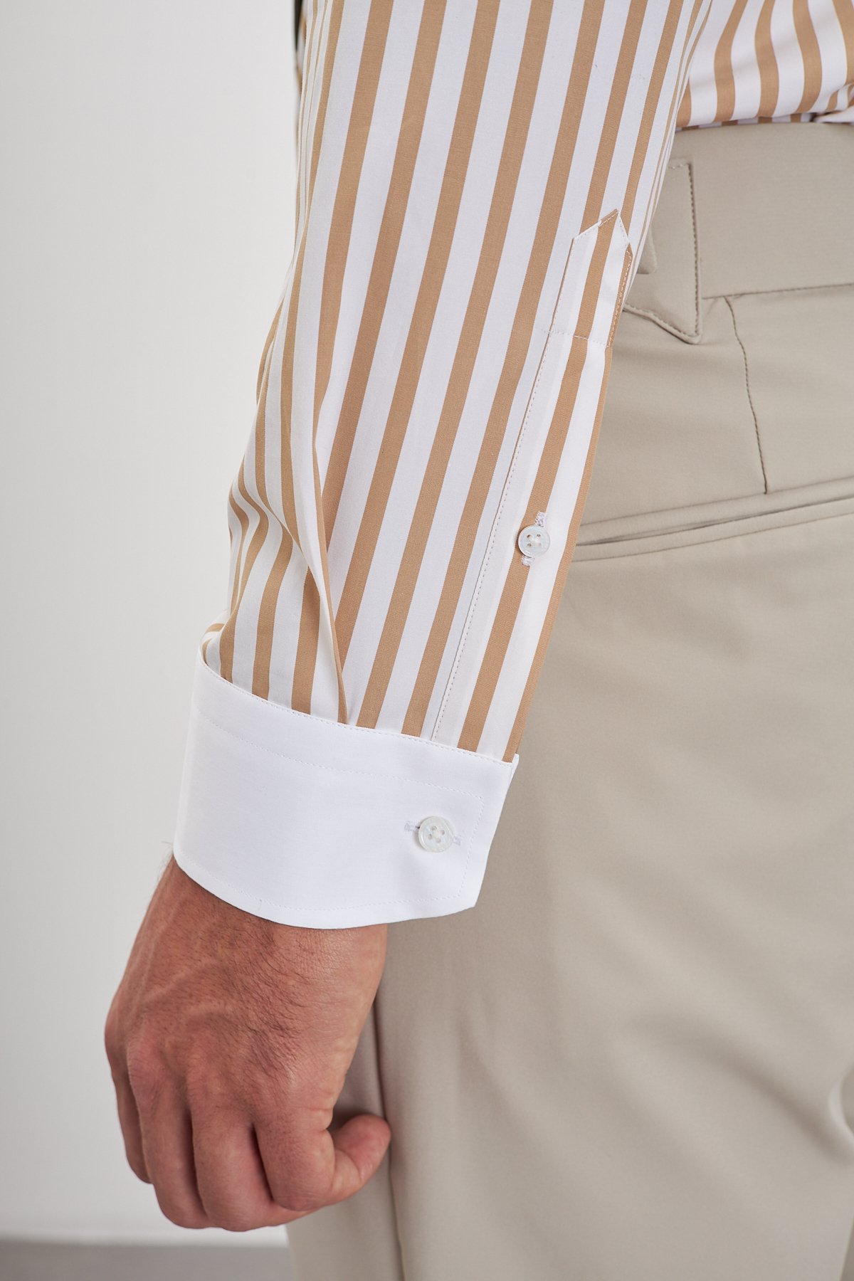 Yaka İğneli Comfort Fit Çizgili %100 Pamuk Erkek Gömlek - Beyaz-Bej