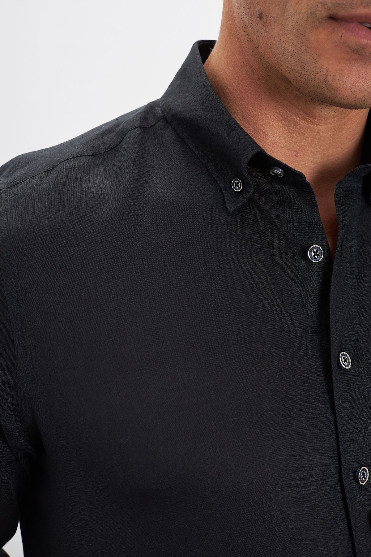 Yaka Düğmeli Comfort Fit %100 Keten Erkek Gömlek - Siyah