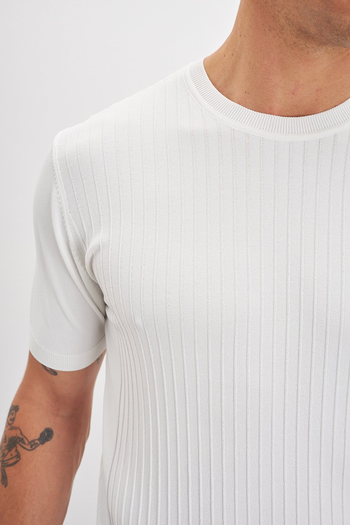 Çizgili Desenli Bisiklet Yaka Triko Erkek T-Shirt - Beyaz