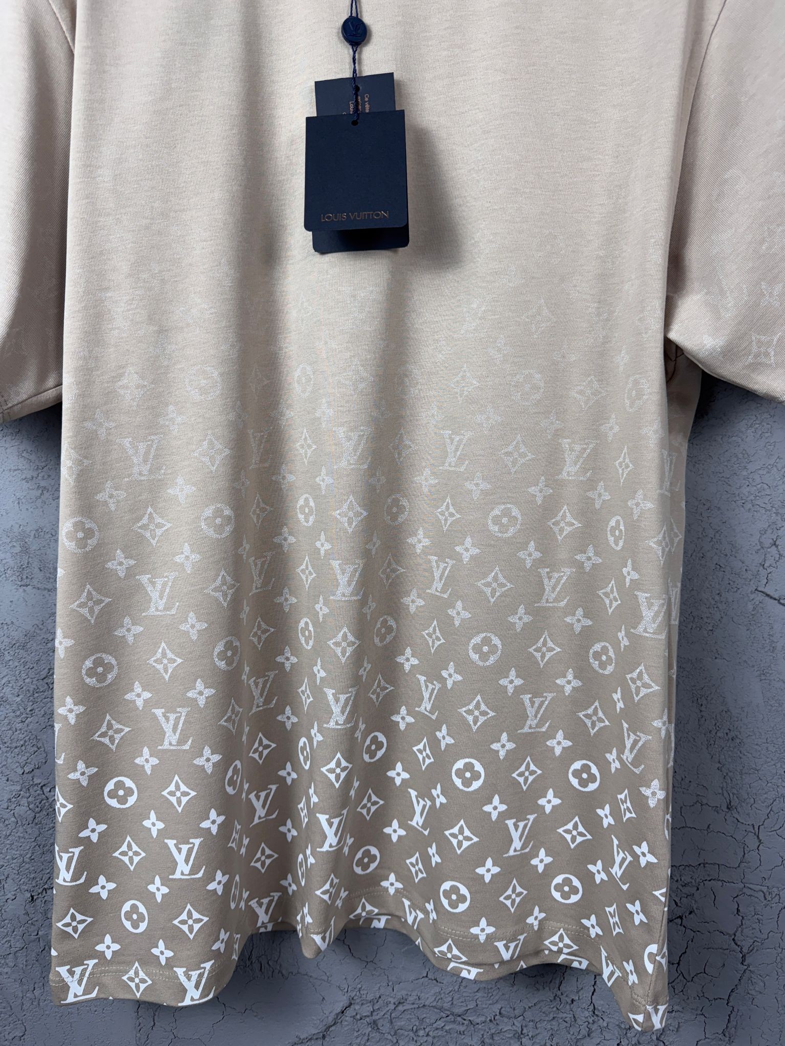 L New Season Luxury Bottom Up Erased Logo Design T-shirt