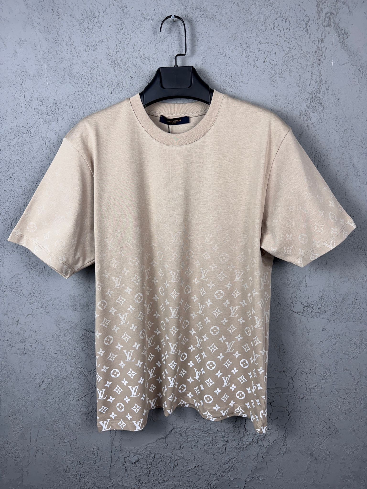 L New Season Luxury Bottom Up Erased Logo Design T-shirt