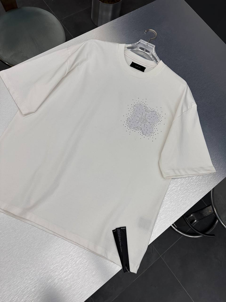 A Luxury Stone Embroidered Black & White & Blue T-shirt - White