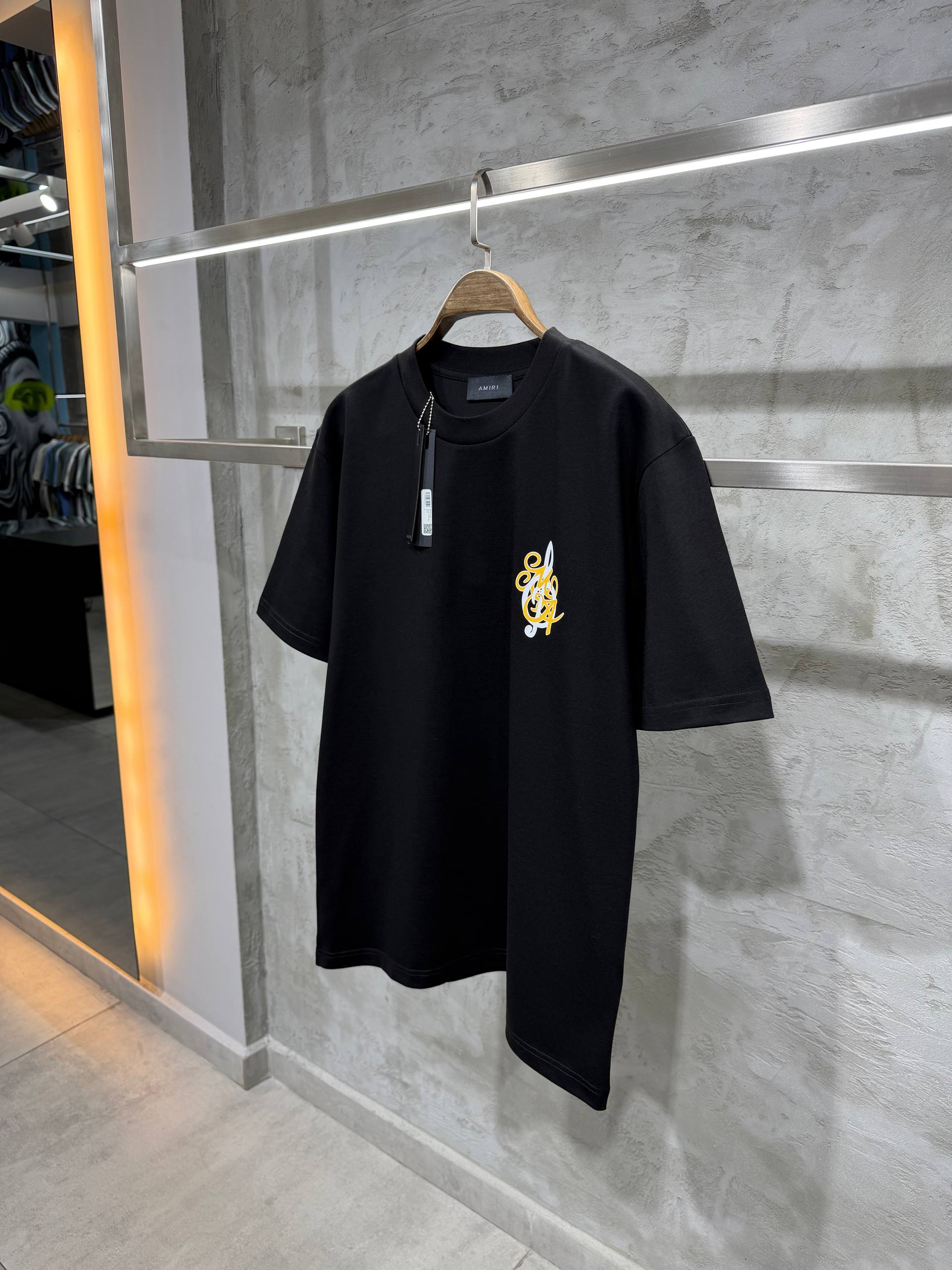 A Luxury Love Music T-shirt - Black