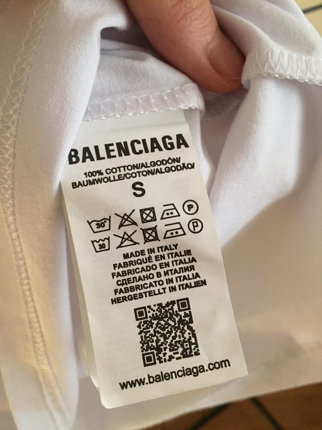 qr code balenciaga