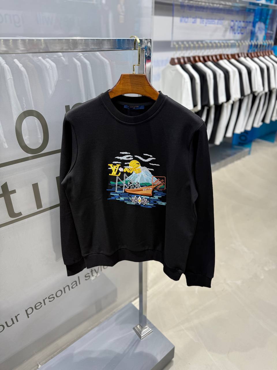 L Luxury Embroidered Sweatshirt - Black