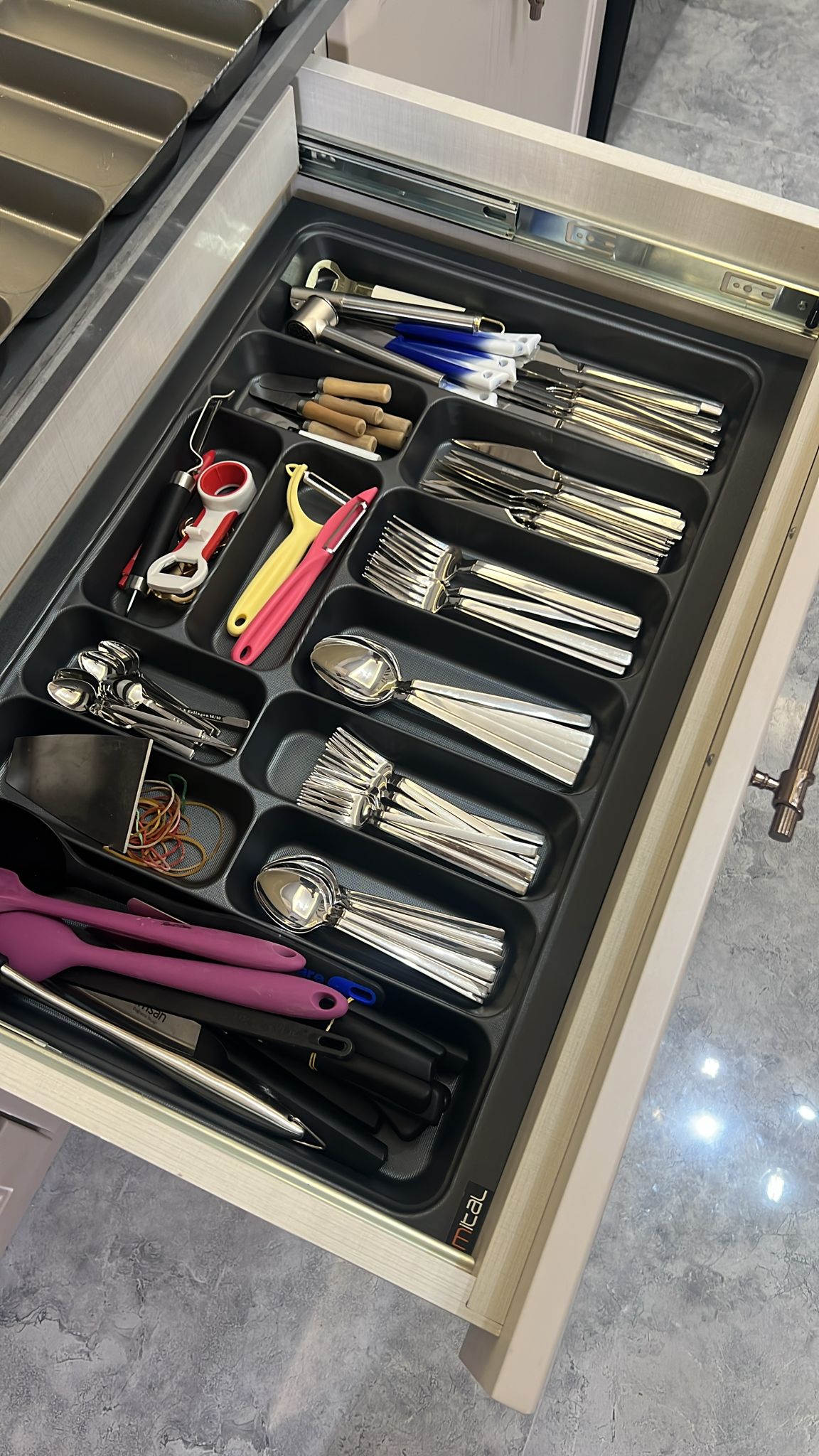 75x49 cm. 12 Gözlü Antrasit Çekmece Içi Kaşıklık 69x41 Cm'e Kadar Kesilebilir