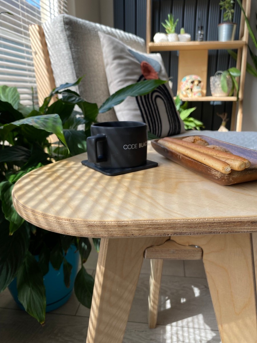 Dina Üçgen Tekli Plywood Sehpa – Doğal Ahşap, Modern Tasarım Yan Sehpa
