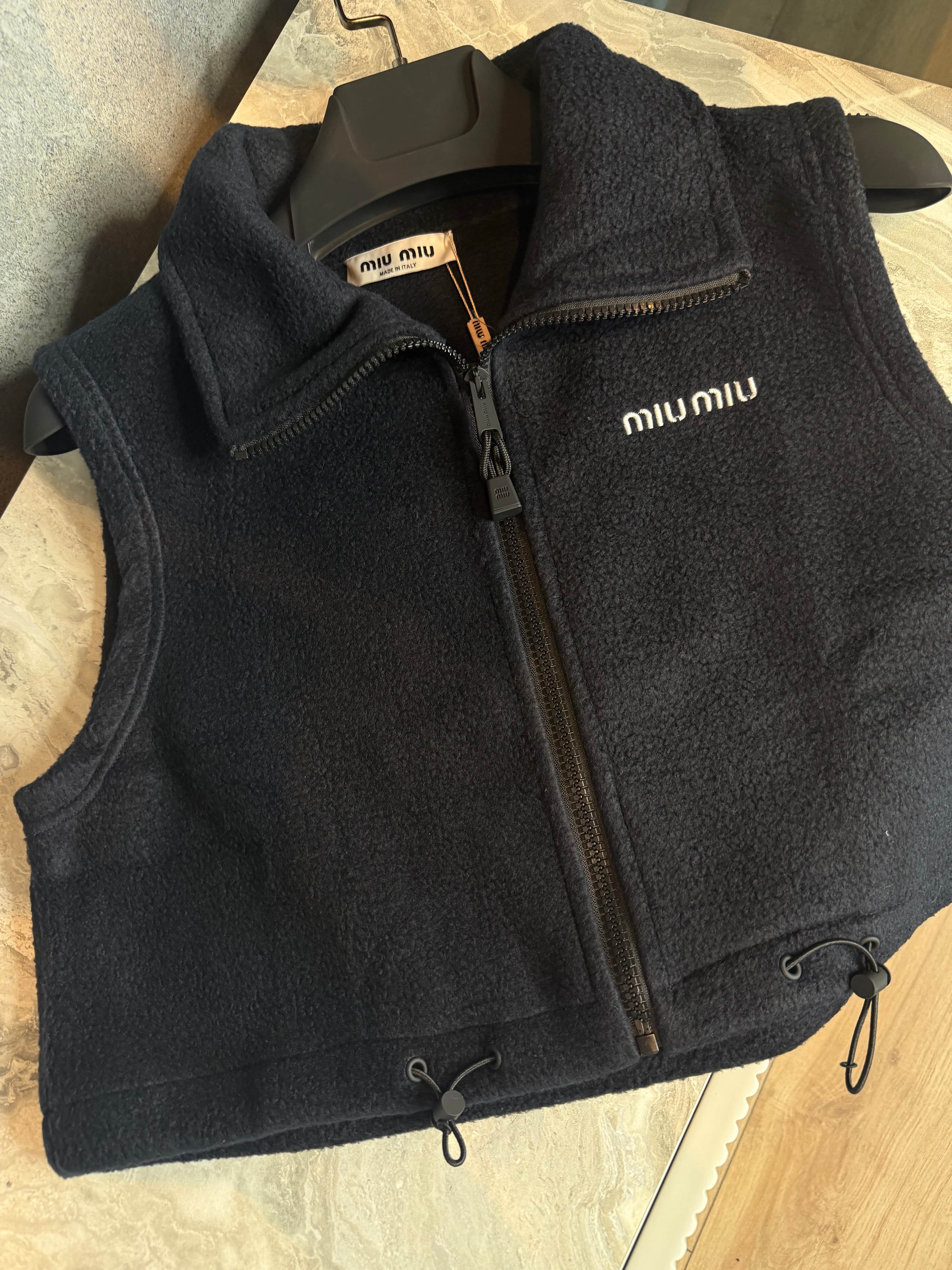 Miu / Noir Fleece Vest