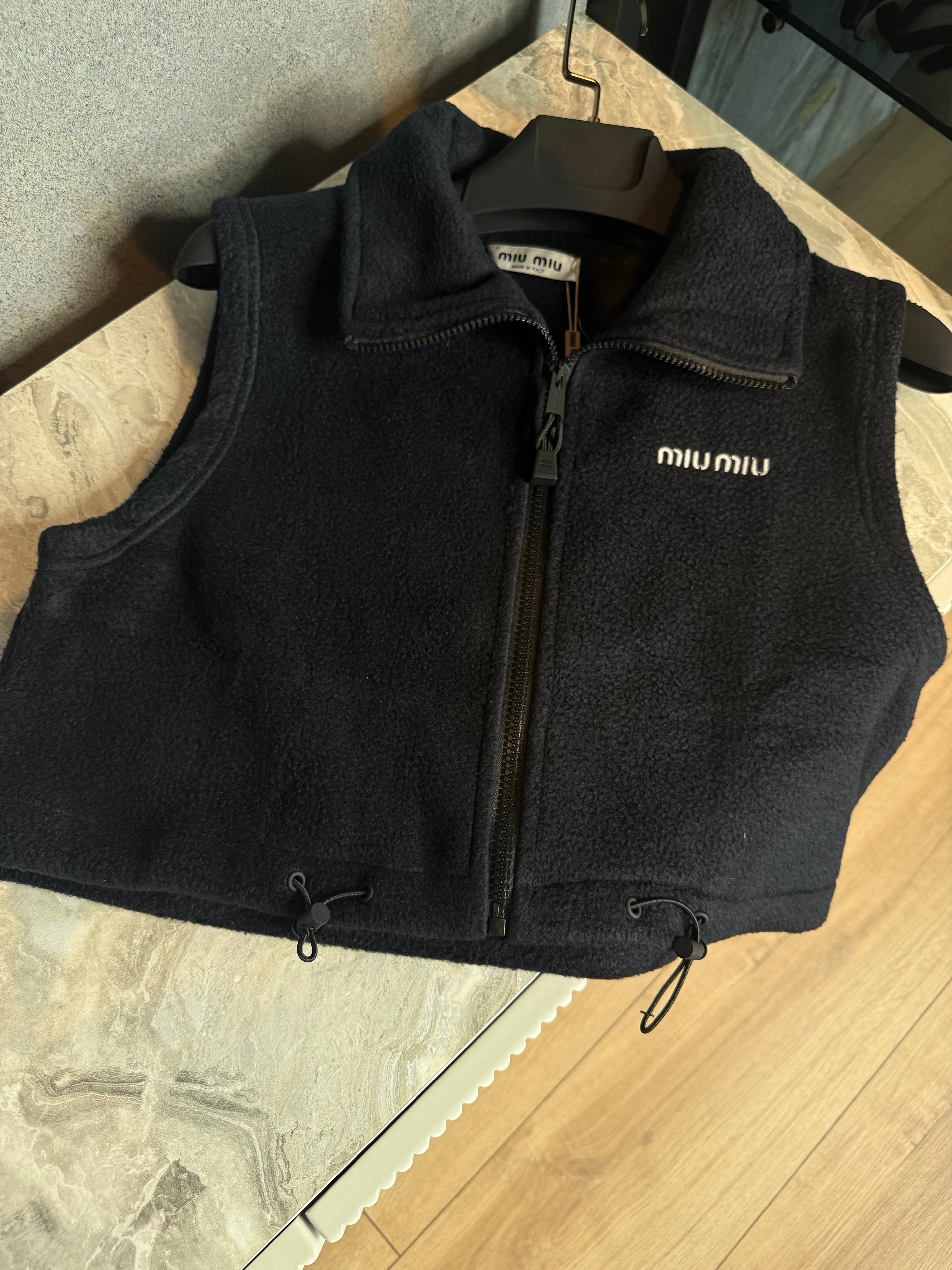 Miu / Noir Fleece Vest