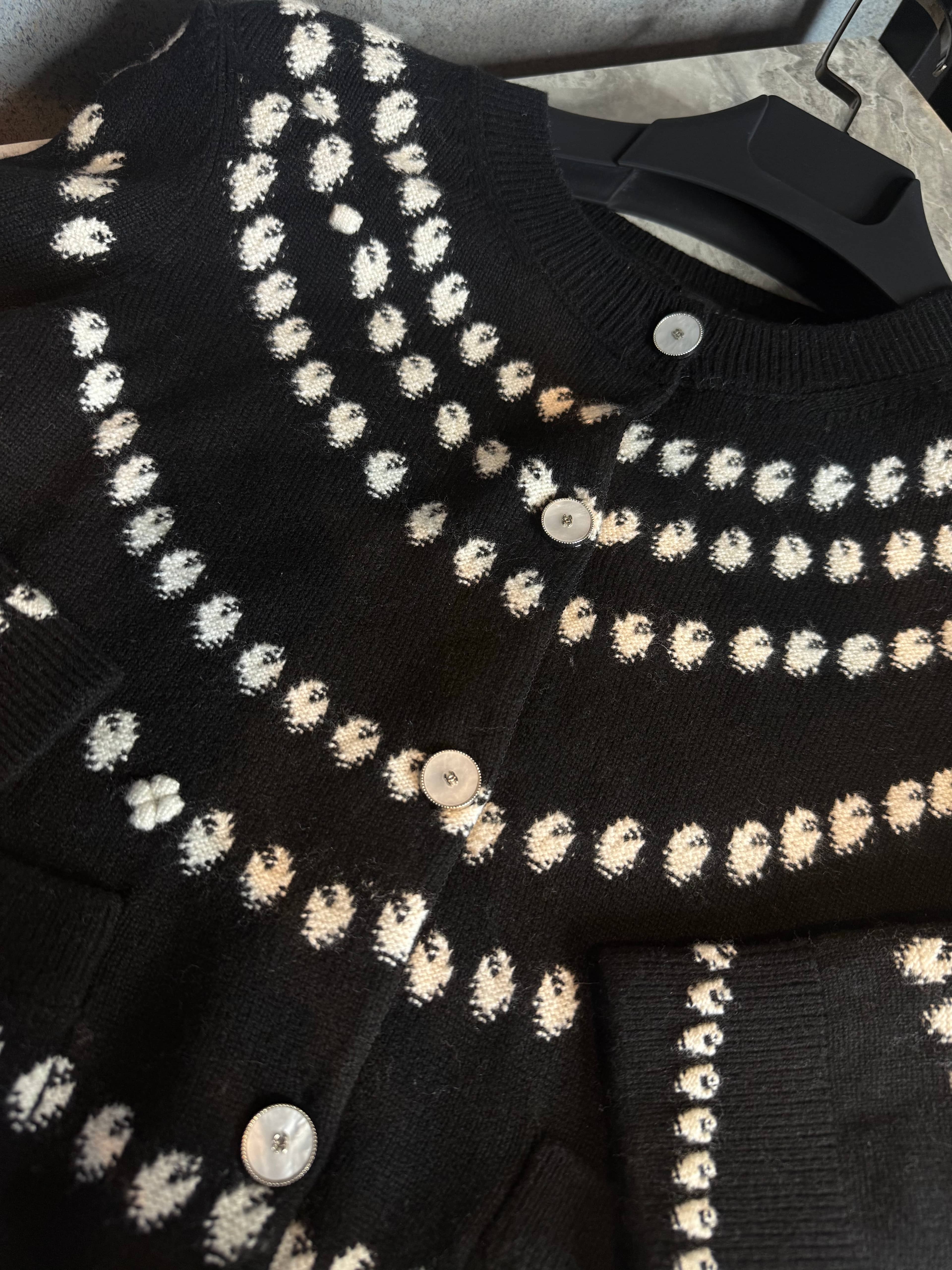Chan / Noir Contrast Knit