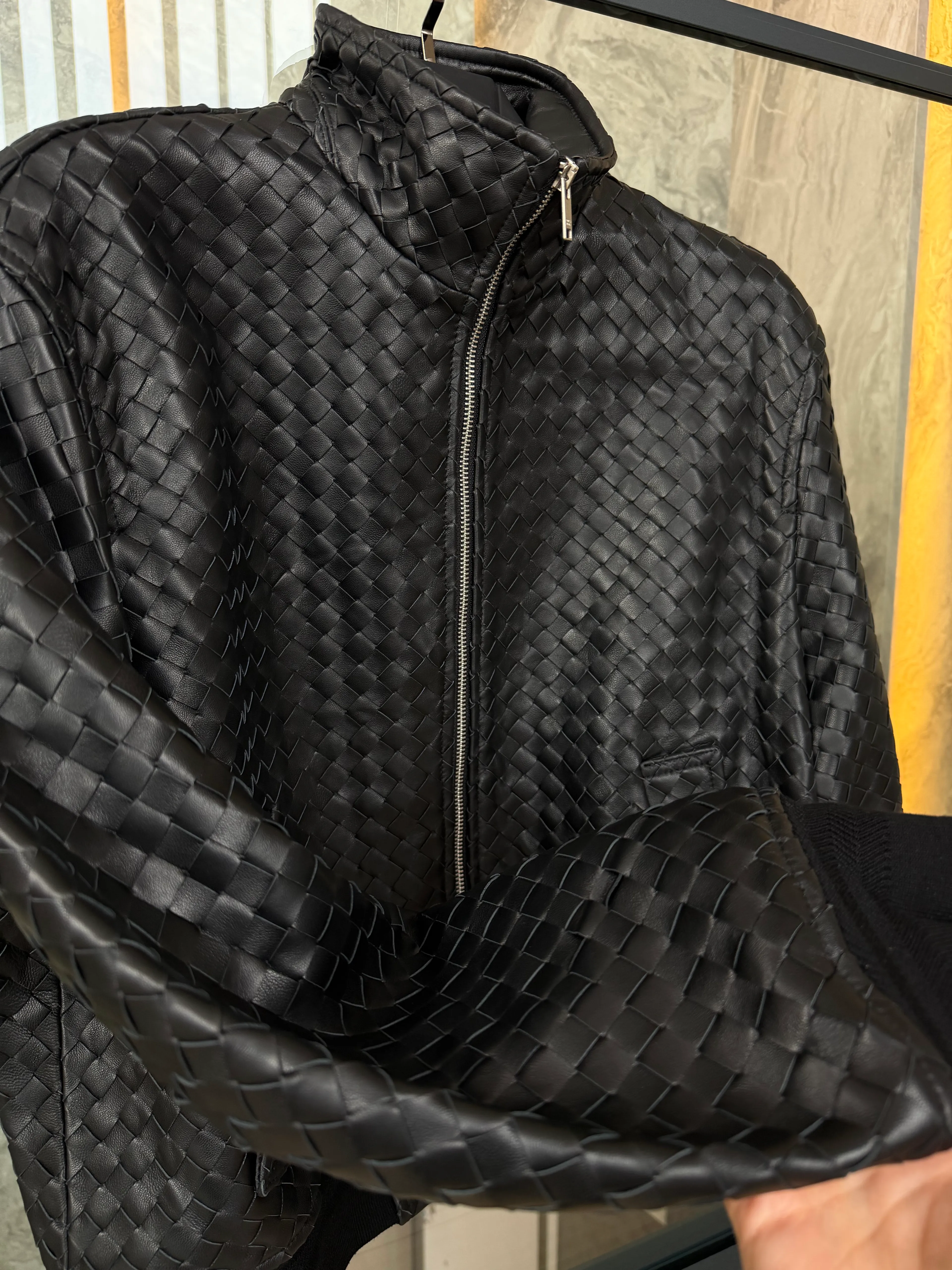 Bott.  Intrecciato Leather Bomber – Noir Athlétique