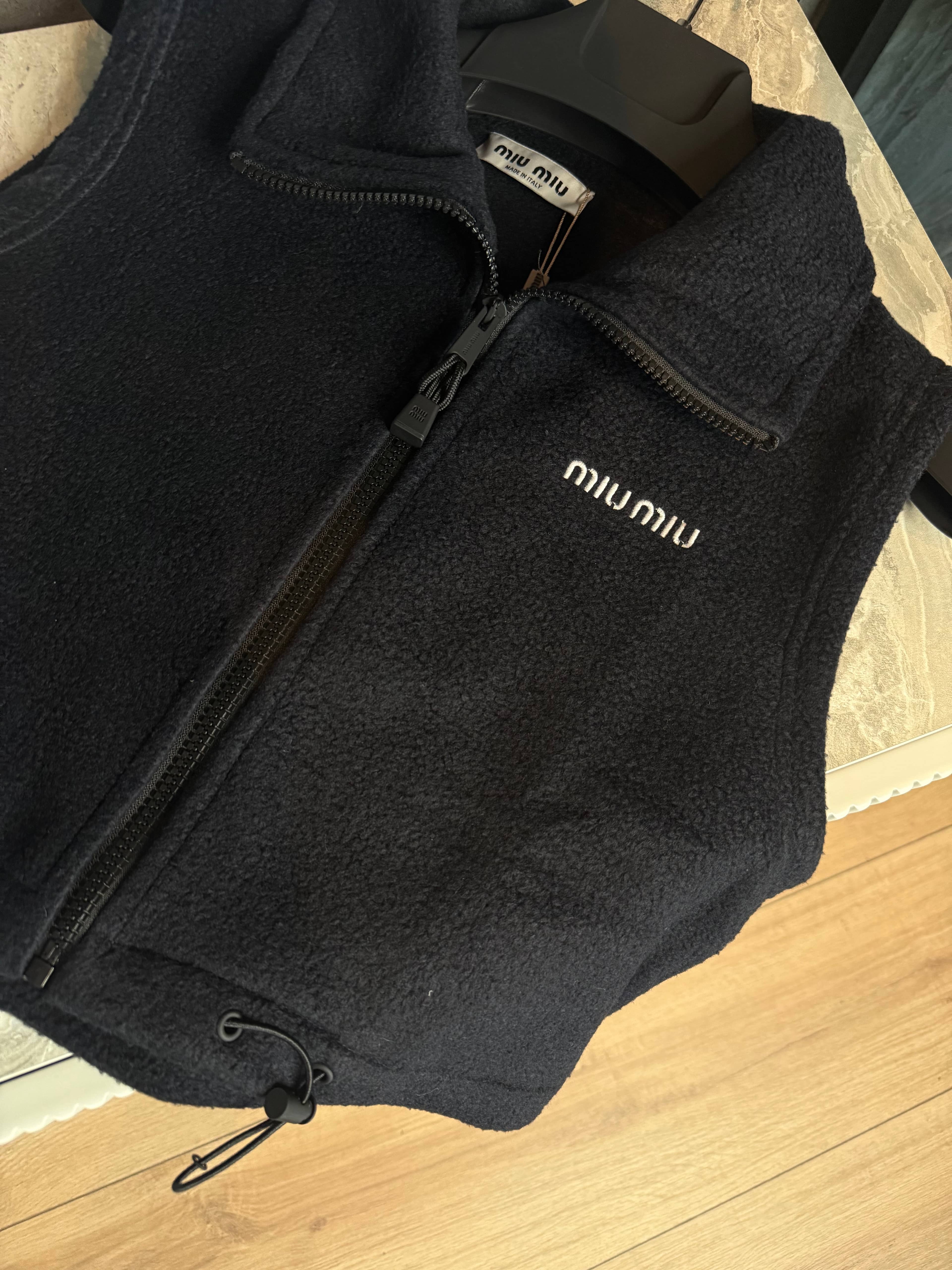 Miu / Noir Fleece Vest