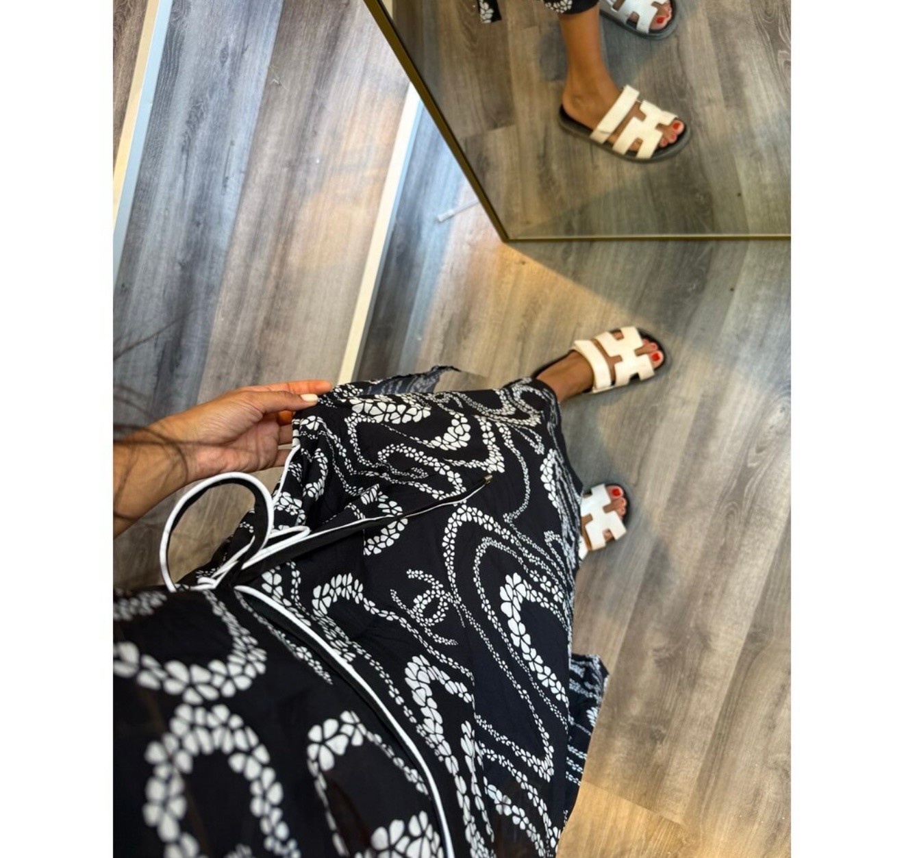 Chanel Desenli Bel Bağcıklı Maxi Elbise – Siyah Beyaz 