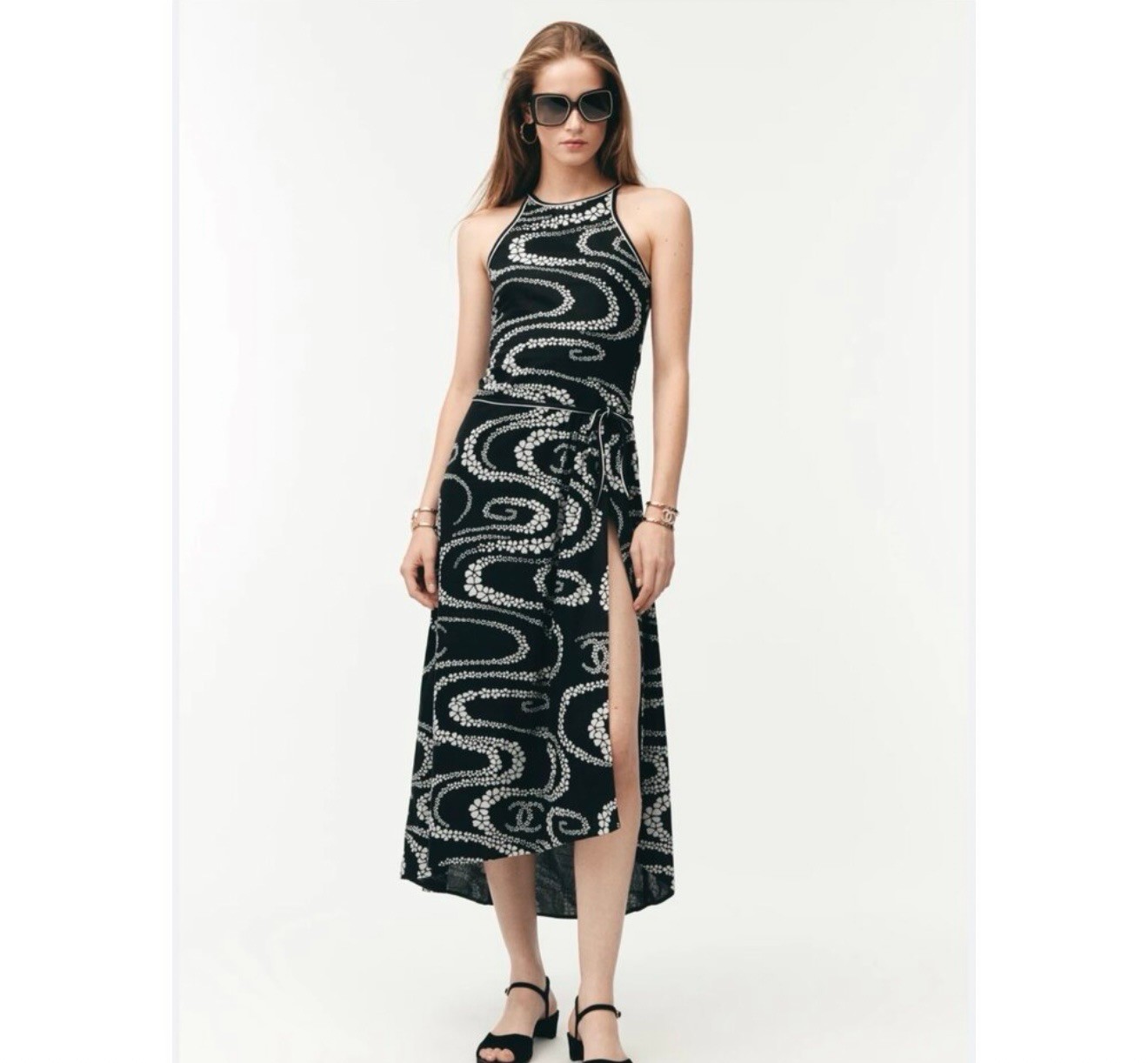 Chanel Desenli Bel Bağcıklı Maxi Elbise – Siyah Beyaz 