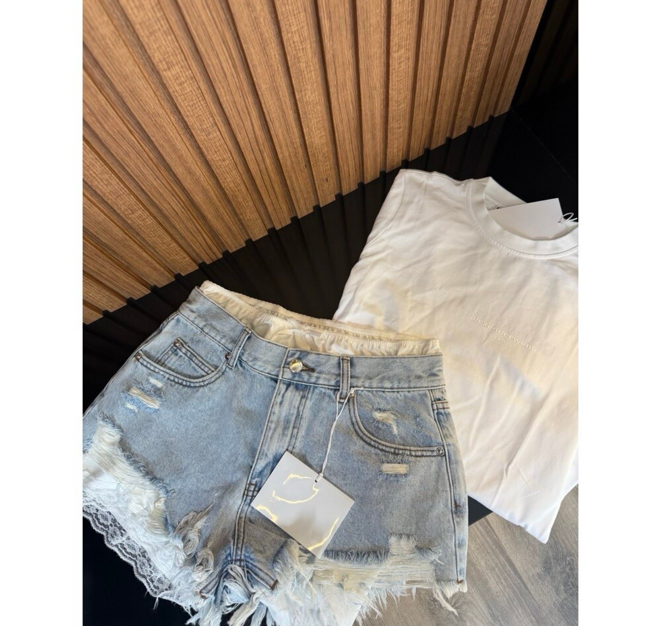 Wang Whisper” Beyaz Logolu T-Shirt 