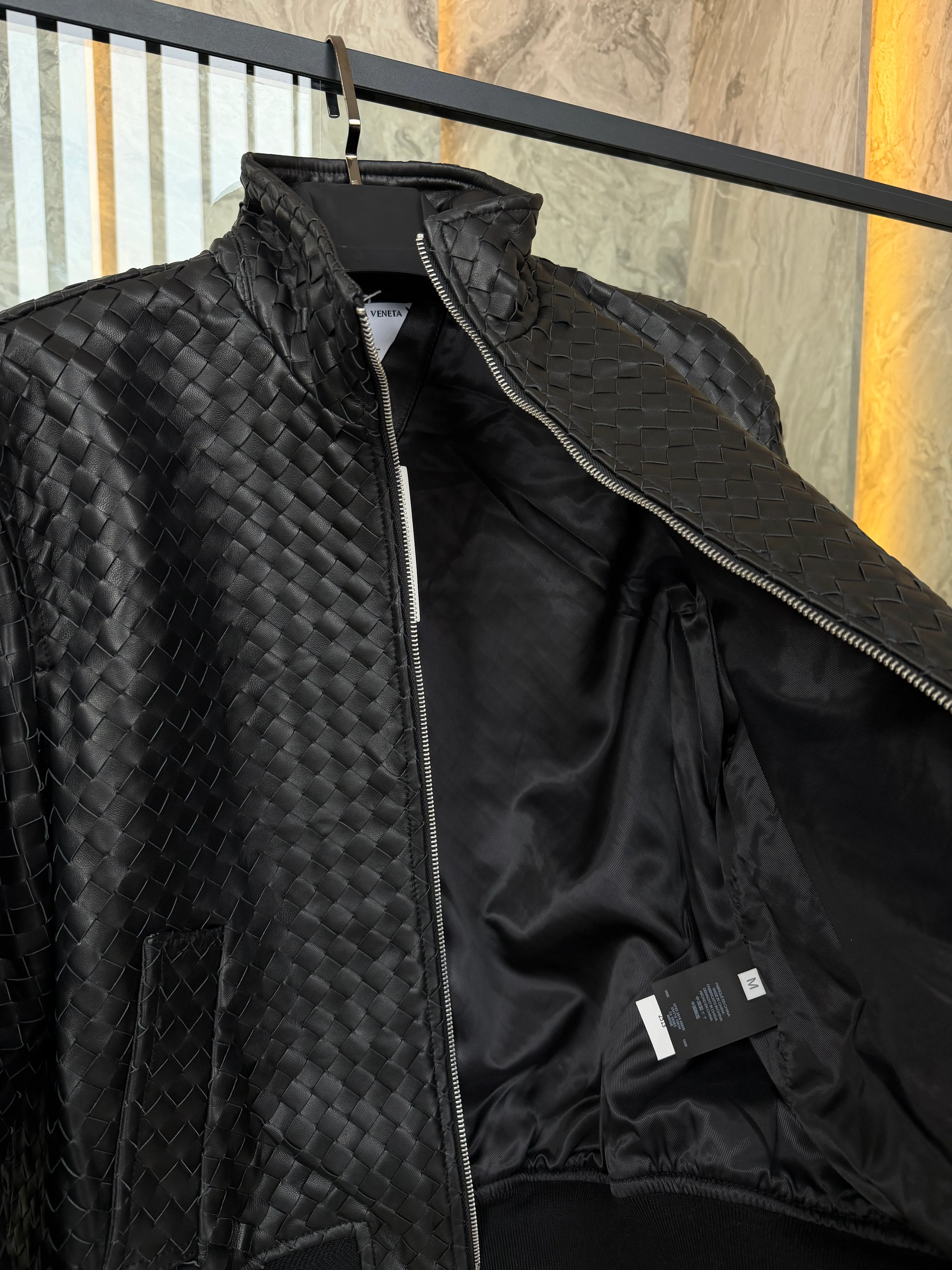 Bott.  Intrecciato Leather Bomber – Noir Athlétique
