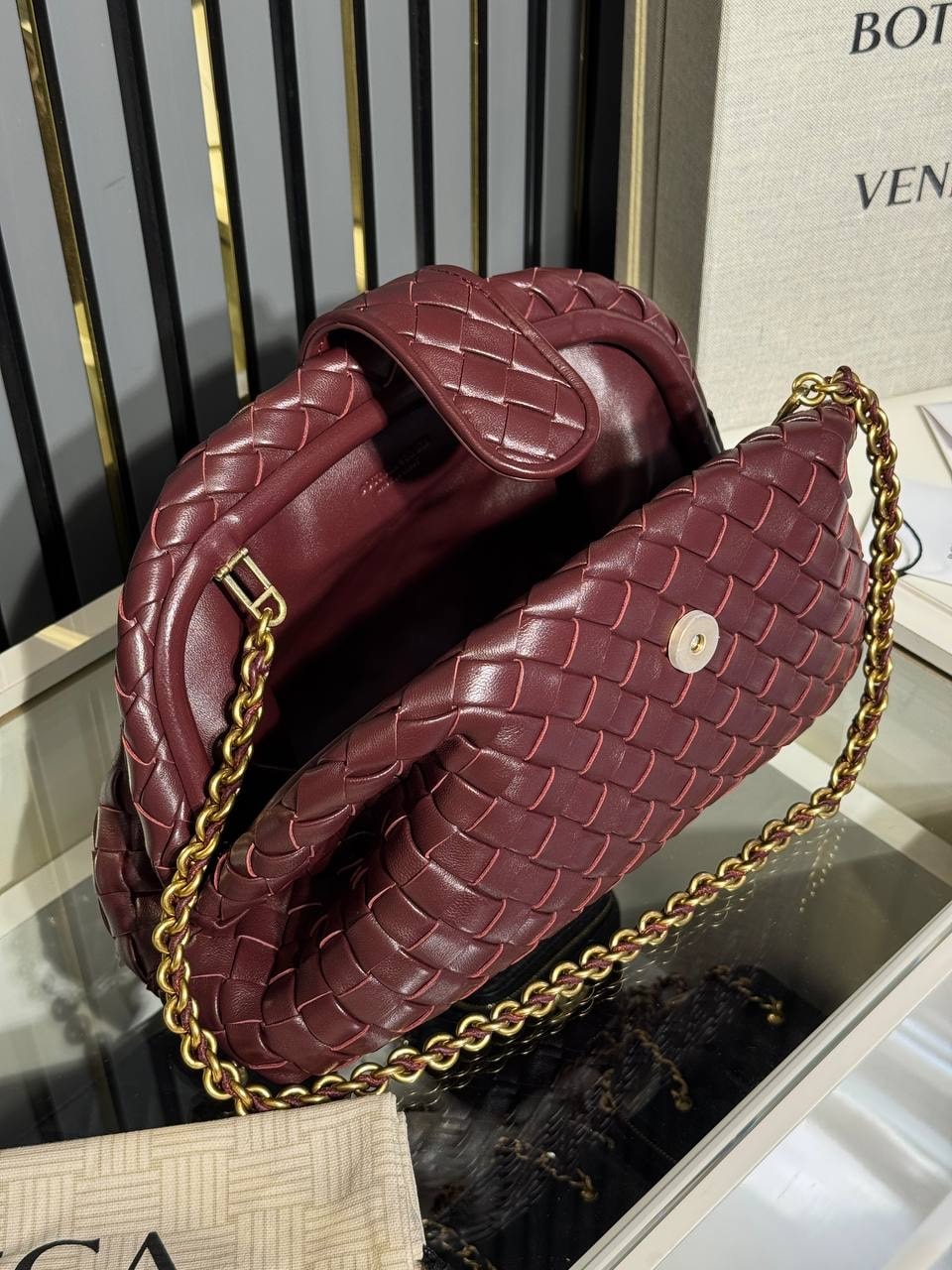 Bott. v. Chain Cassette – Intrecciato Leather Bag