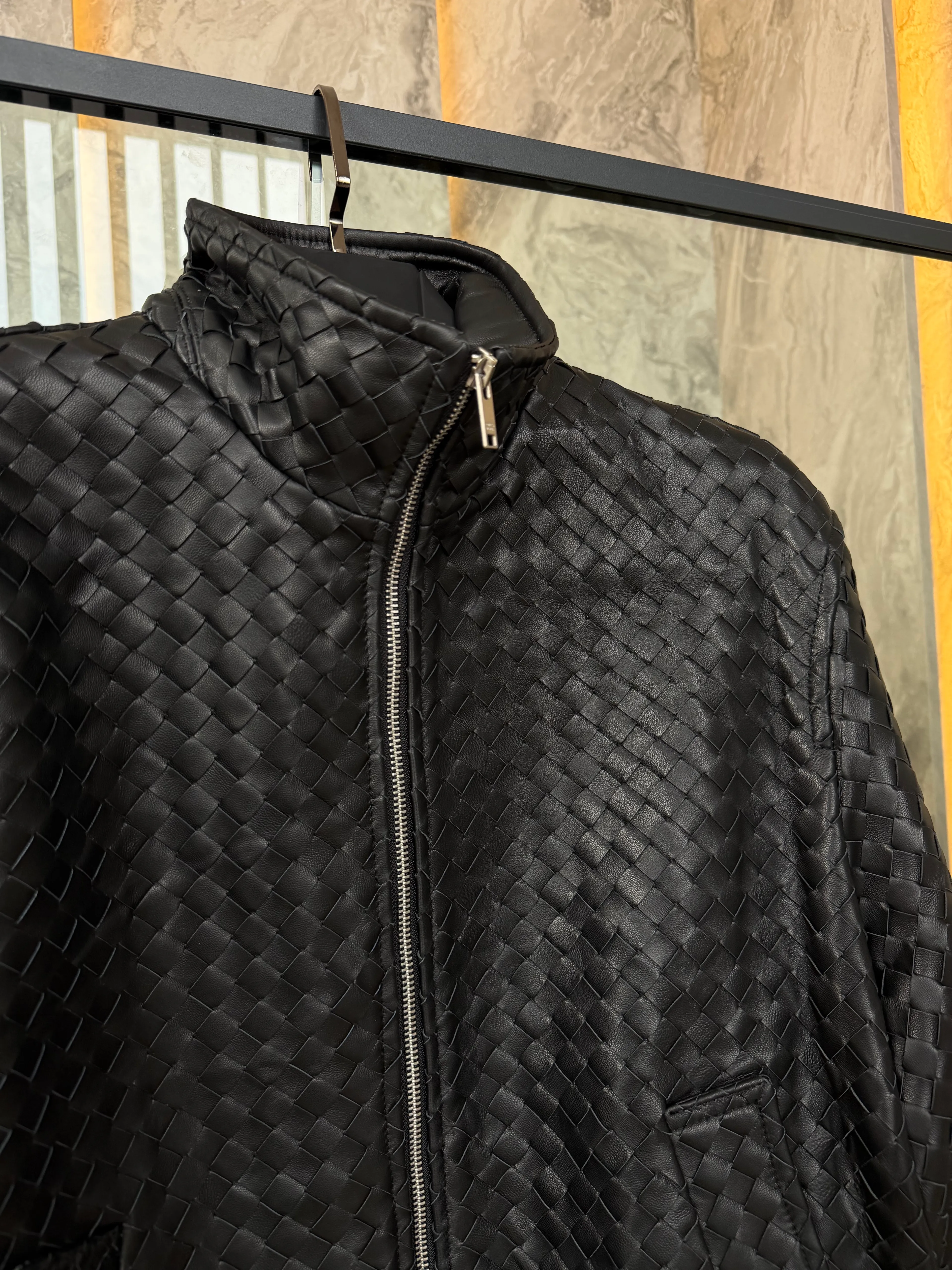 Bott.  Intrecciato Leather Bomber – Noir Athlétique