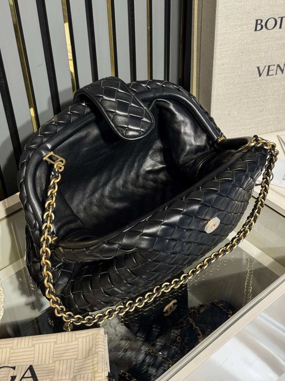 Bott. v. Chain Cassette – Intrecciato Leather Bag