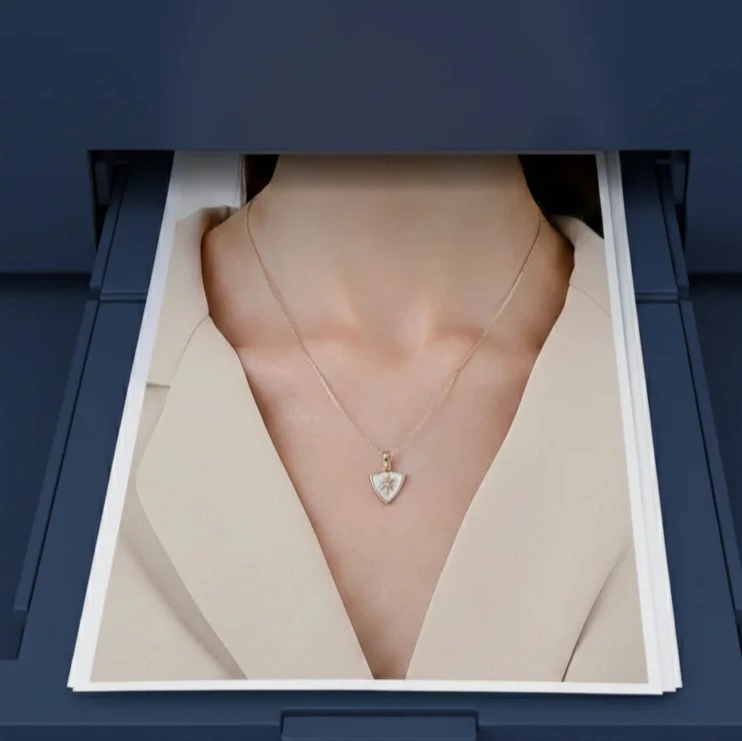 14 Ayar Altın Beyaz Mineli Üçgen Kuzey Yıldızlı Kadın Kolye