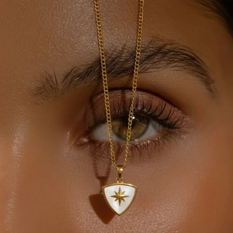 14 Ayar Altın Beyaz Mineli Üçgen Kuzey Yıldızlı Kadın Kolye