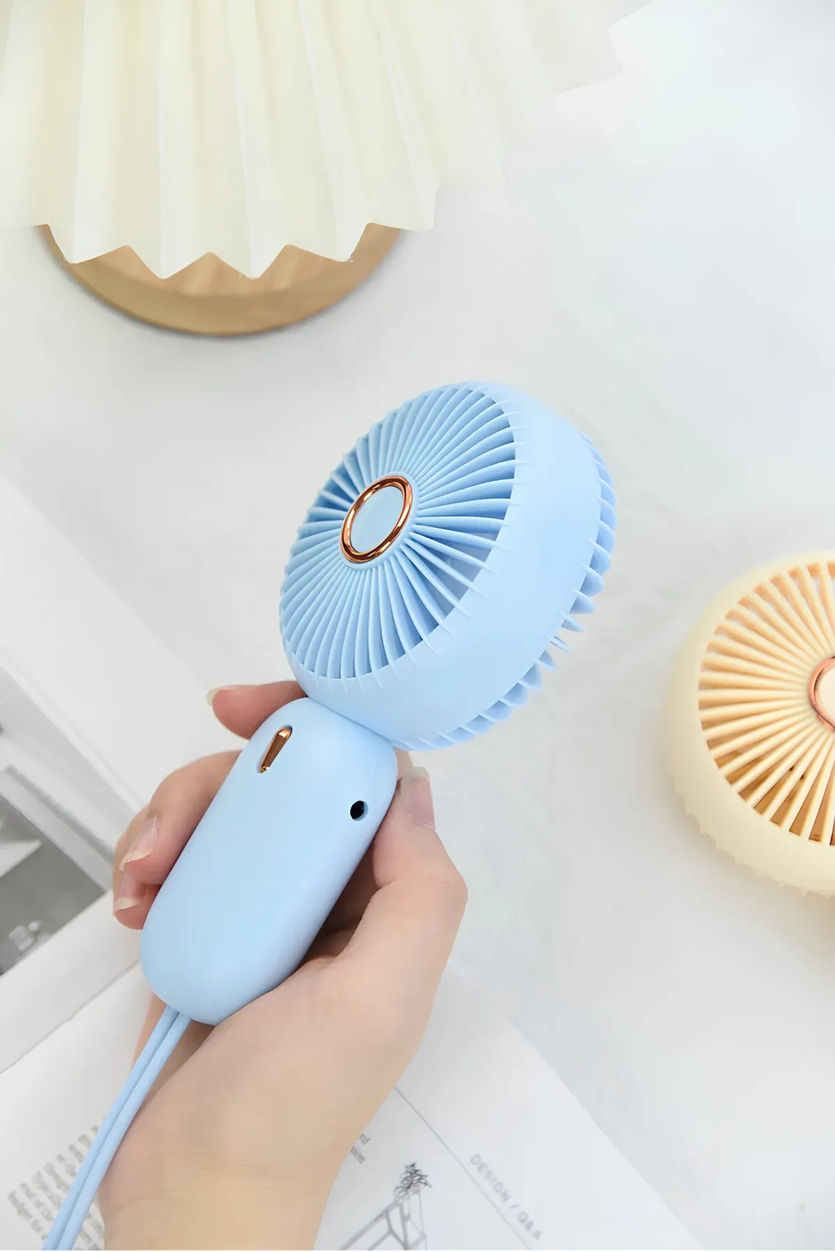 Güçlü Parvaneli Renkli Mini El Fanı Taşınabilir Şarjlı Taşıma İpli Vantilatör