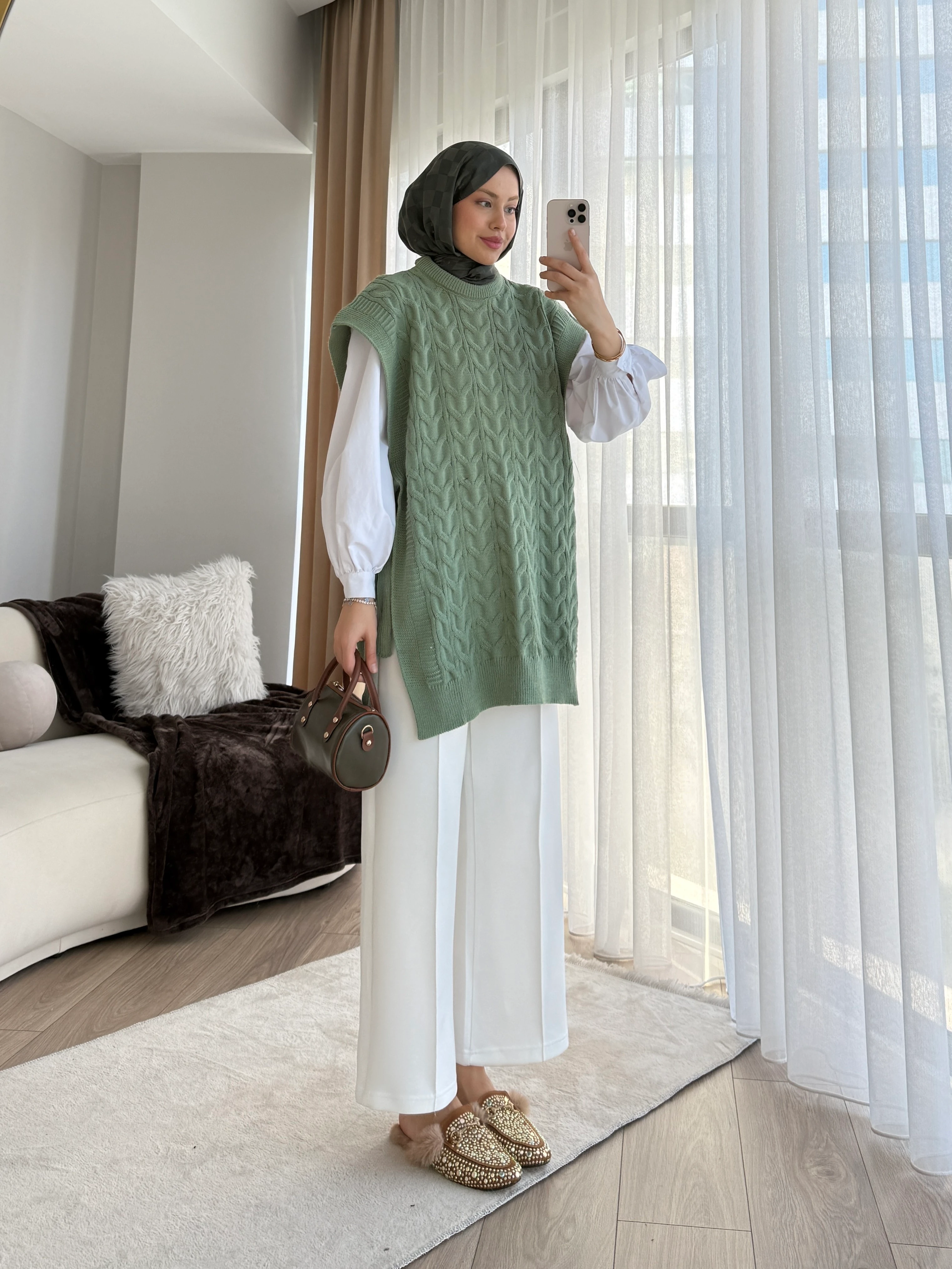 Özge Süveter Çağla Yeşil