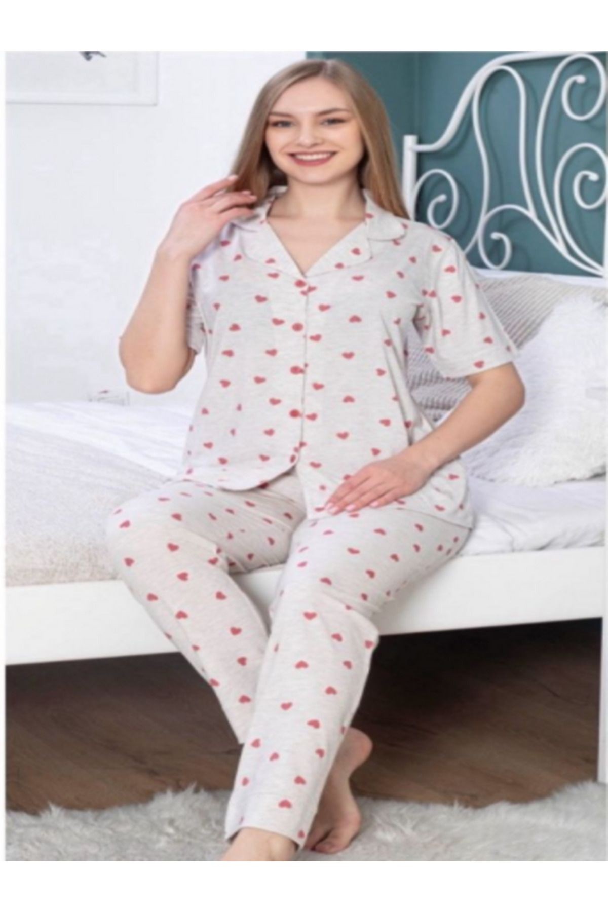 pamuklu pijama takımı  kısa kollu gömlek ve uzun pijama altı kalp desenli bej renkli