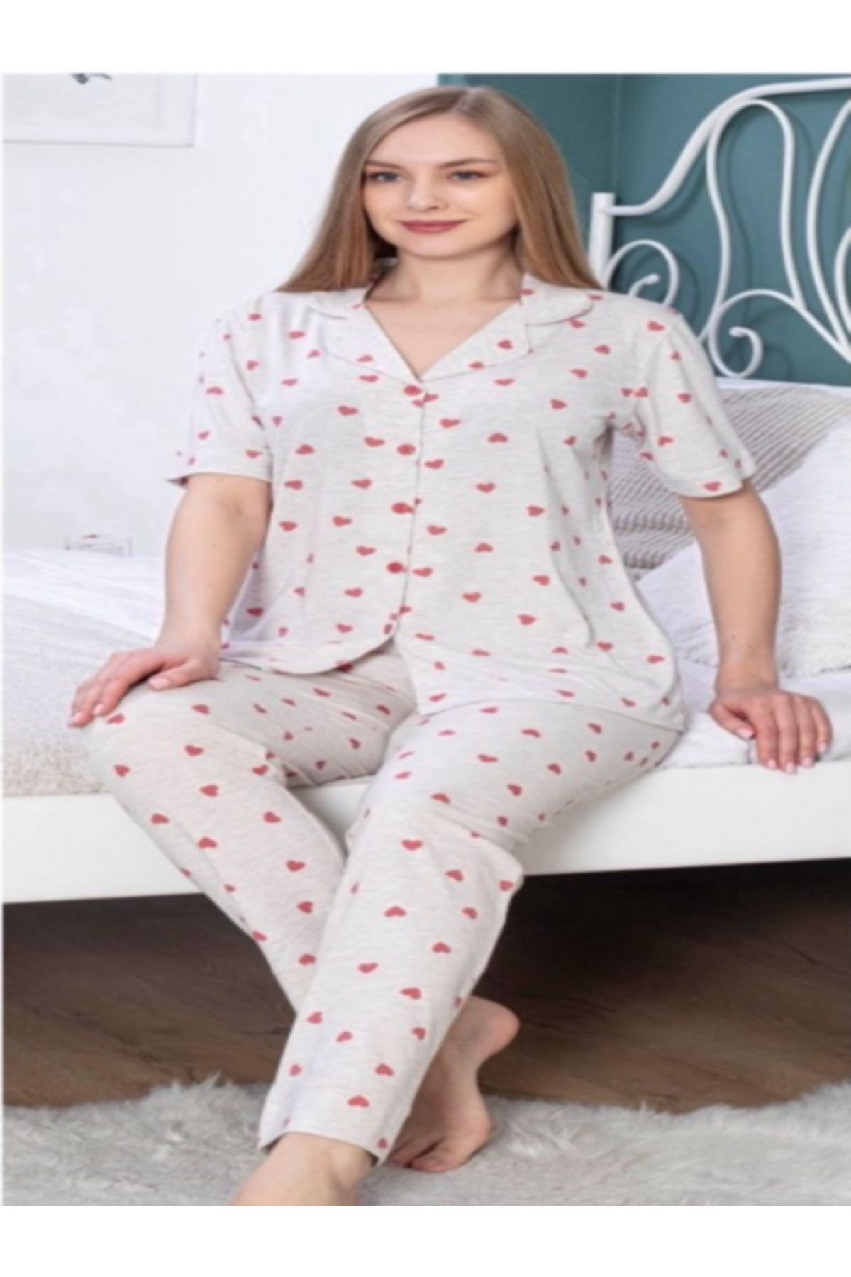 pamuklu pijama takımı  kısa kollu gömlek ve uzun pijama altı kalp desenli bej renkli