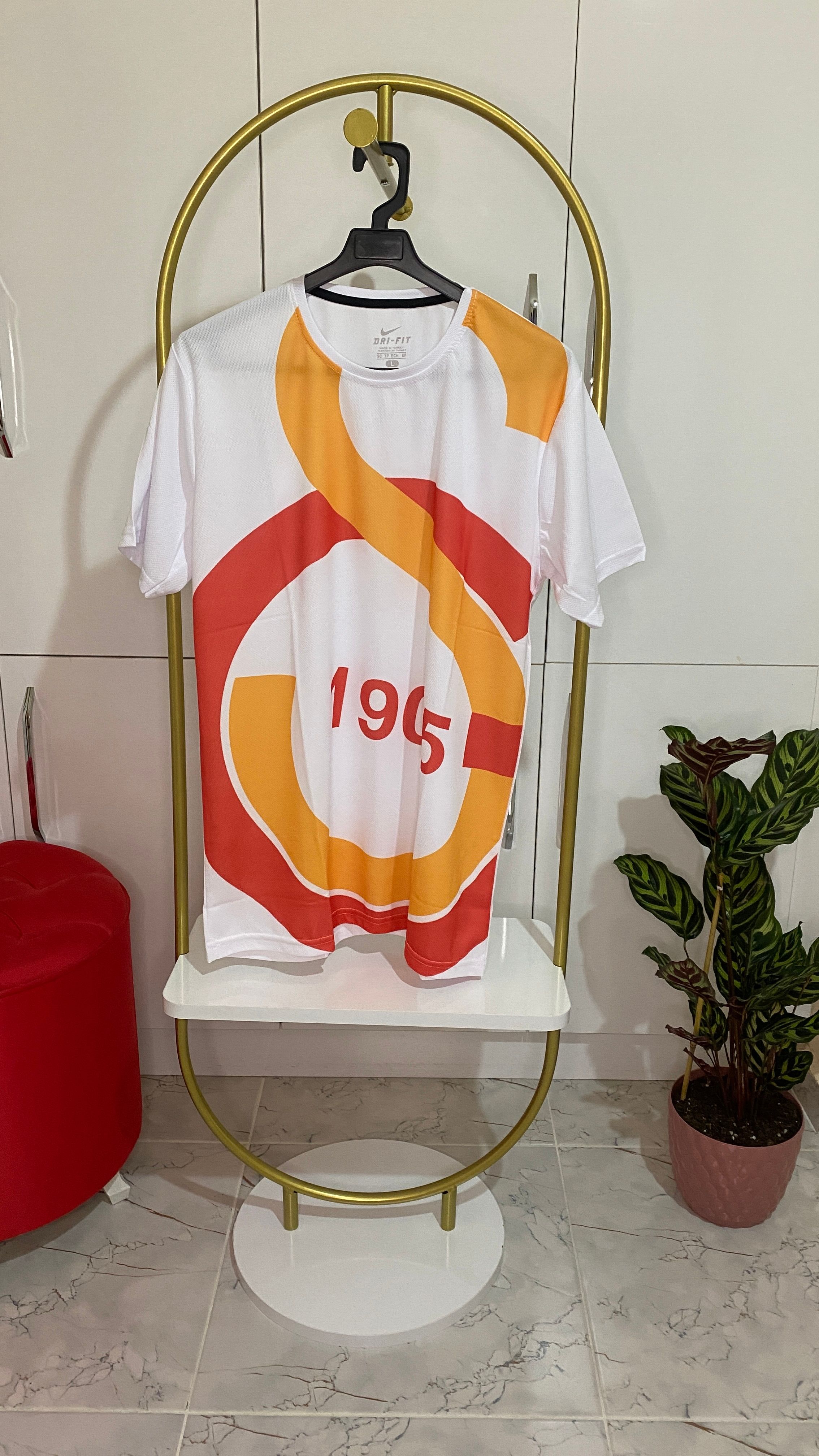 Gs tasarim birincisi tişört modeli beyaz