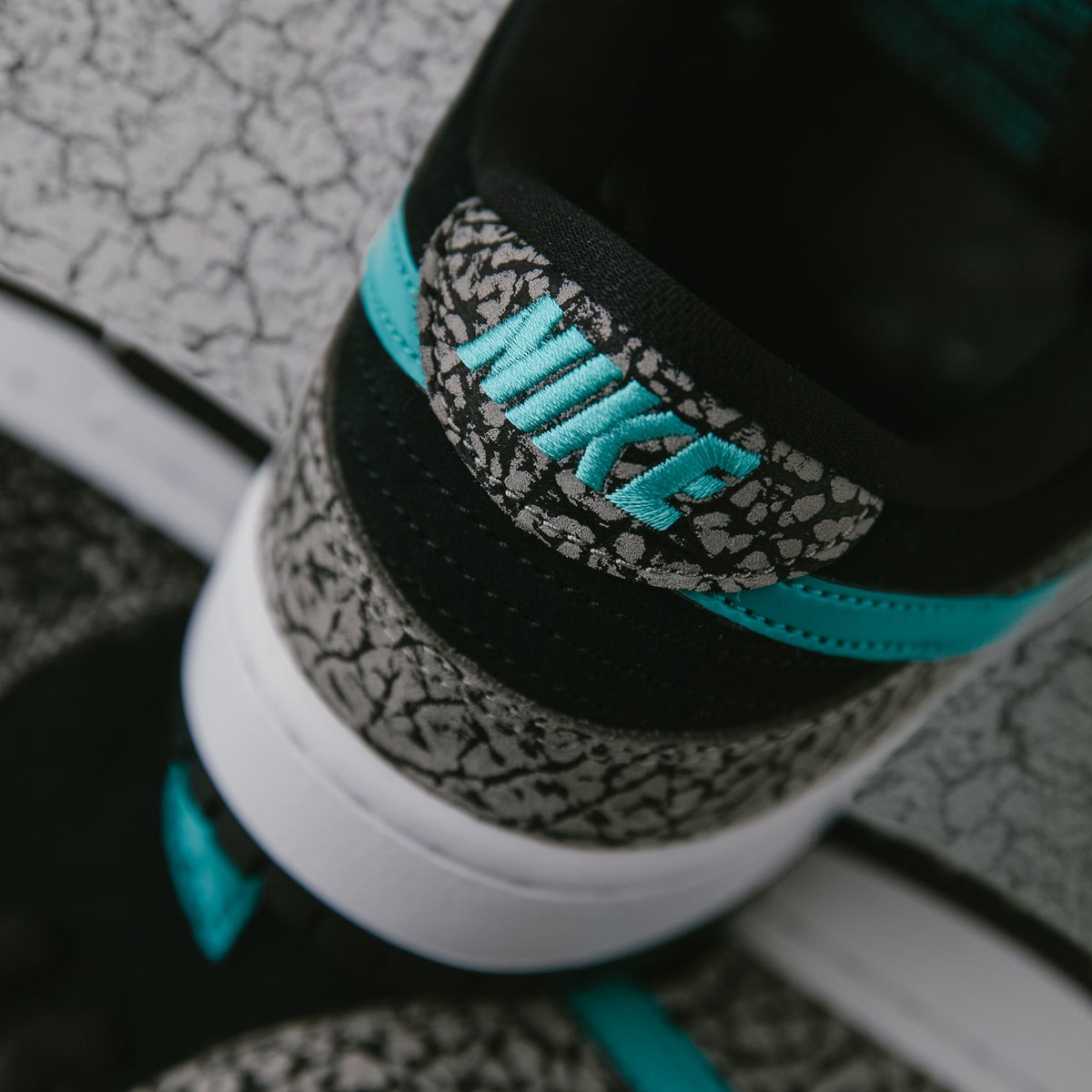 Nike SB Dunk Low atmos Elephant