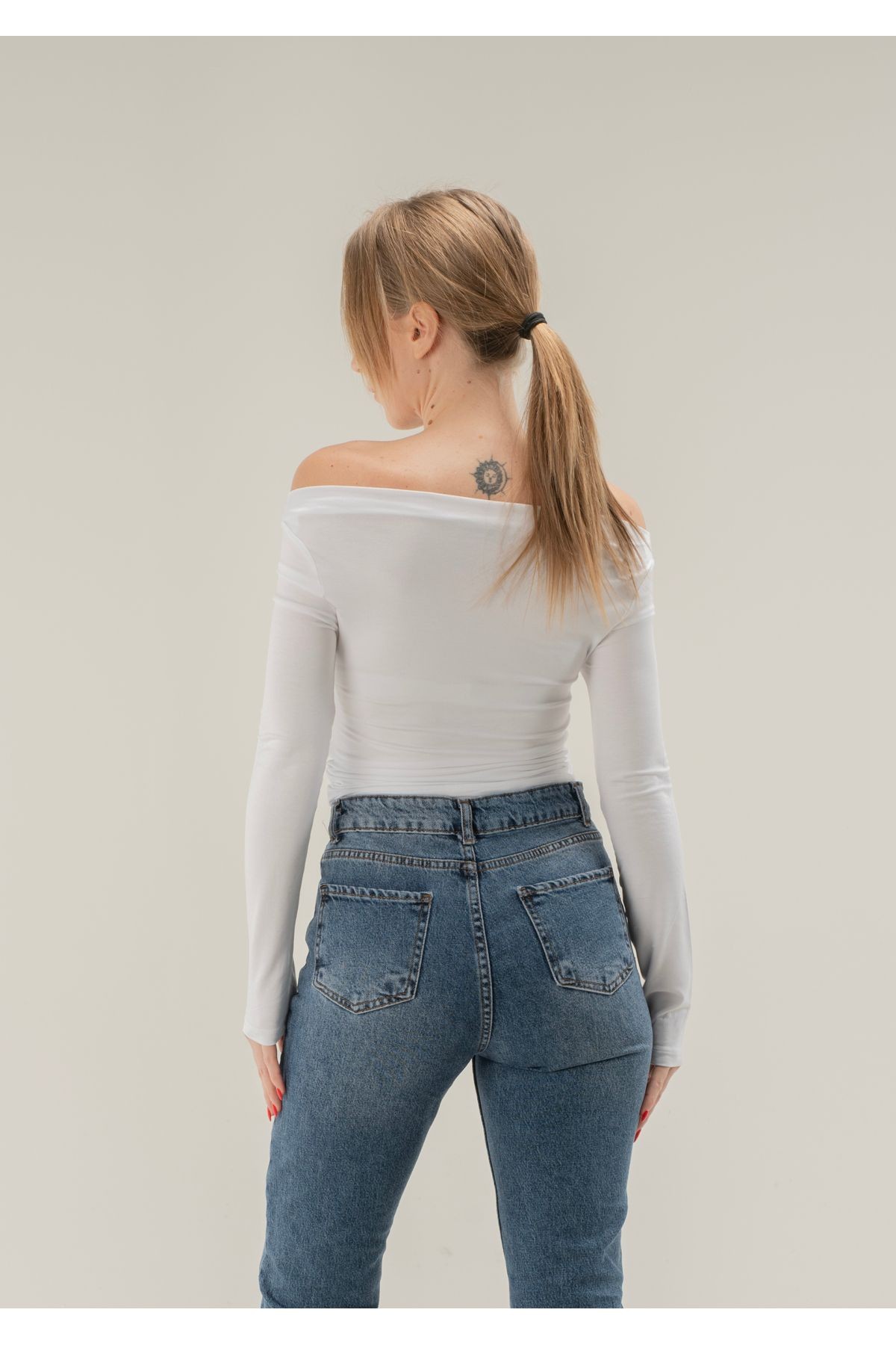 Degaje Yaka Soft Touch Bambu Yan Büzgülü T-shirt - BEYAZ