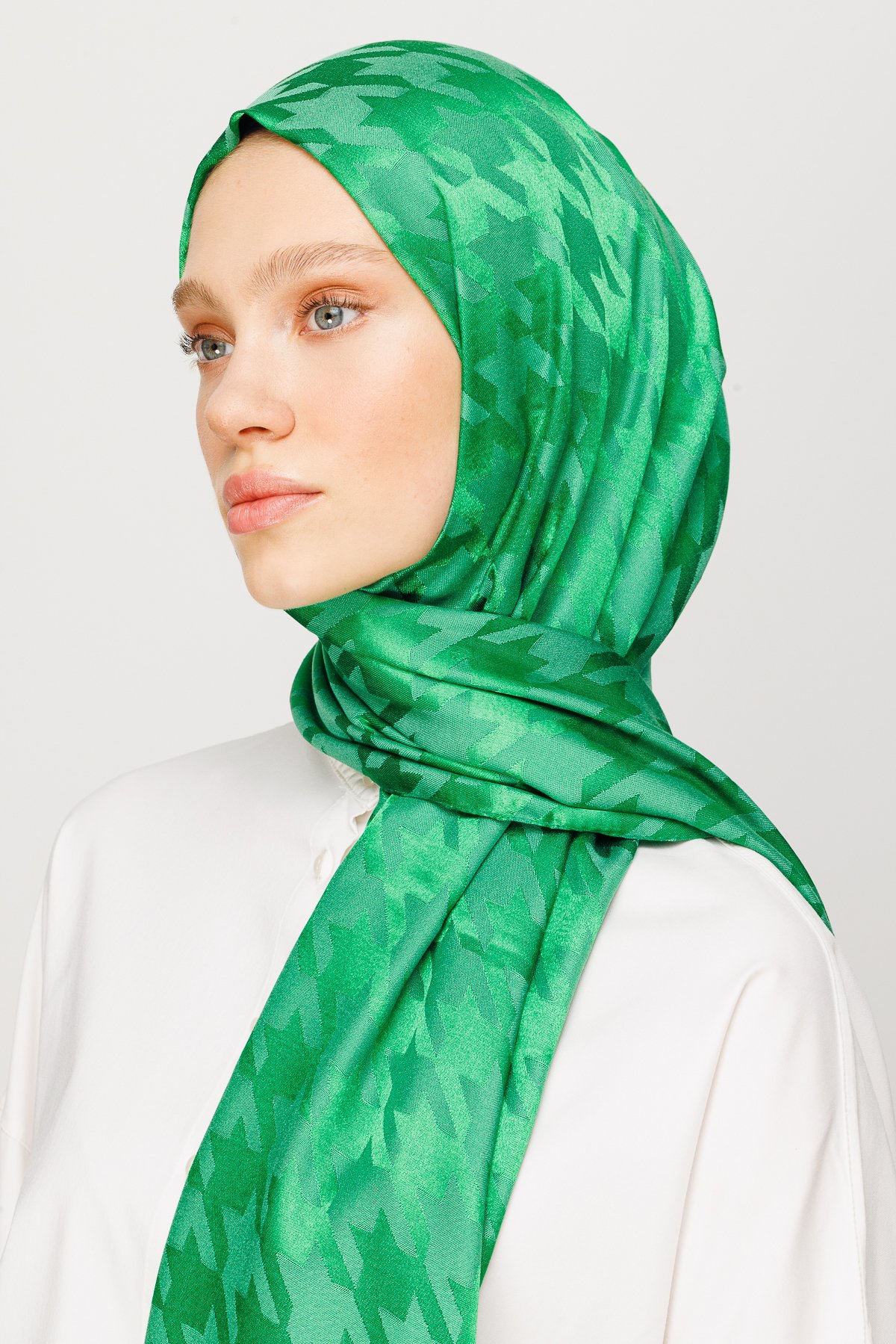 Crowbar Pattern Shiny Jacquard Shawl - Benetton Green