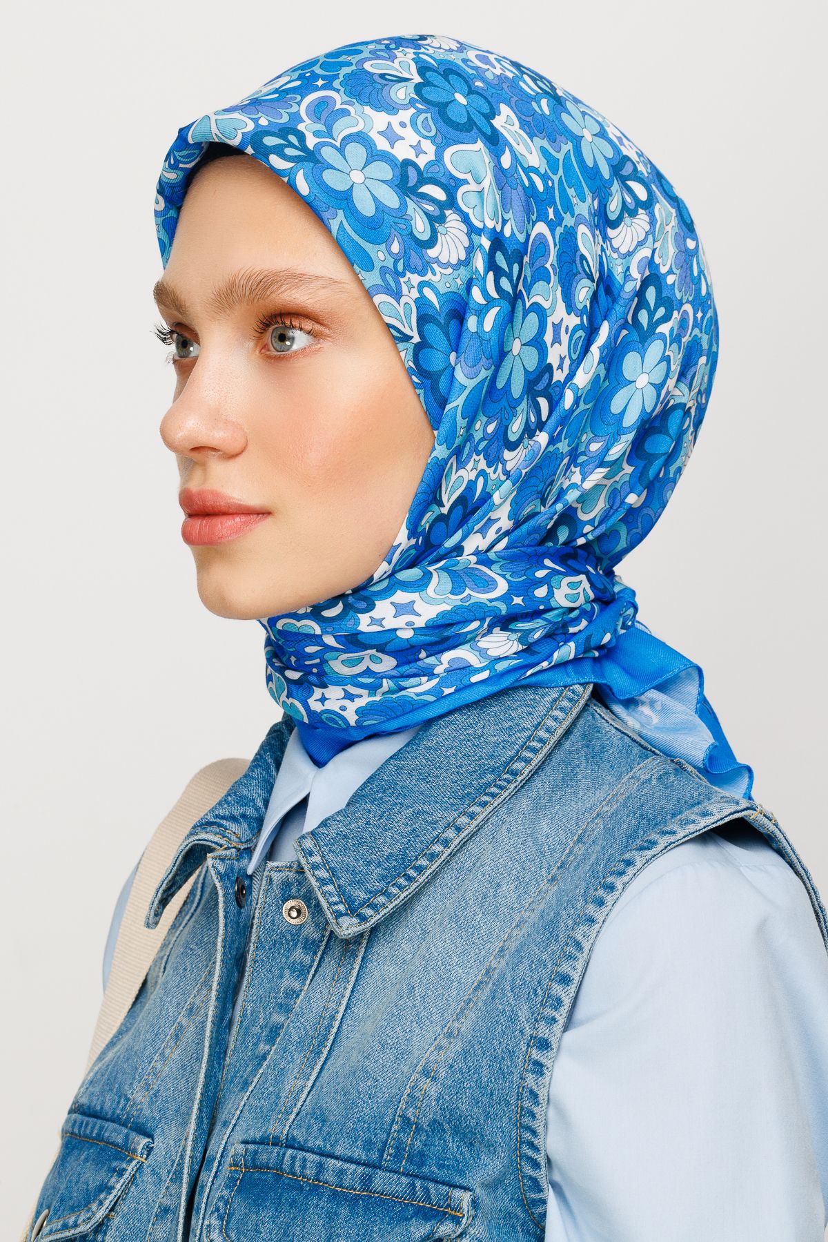 Daisy Pattern Digital Soft Scarf - Ice Blue